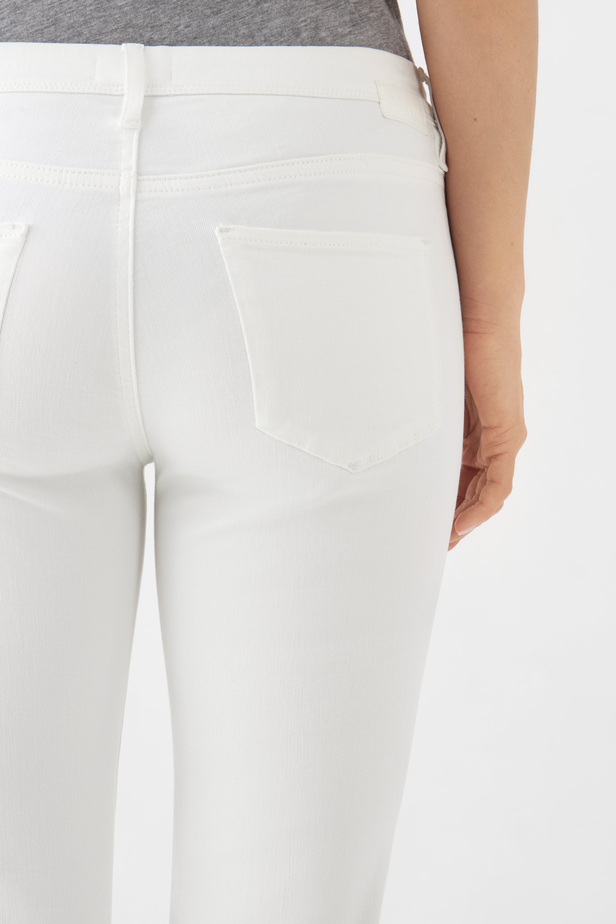 Weiße MID SUN Slim-Fit Jeans aus Organic Comfortstretch, Rückansicht mit zwei Gesäßtaschen und sauberer Nahtführung.