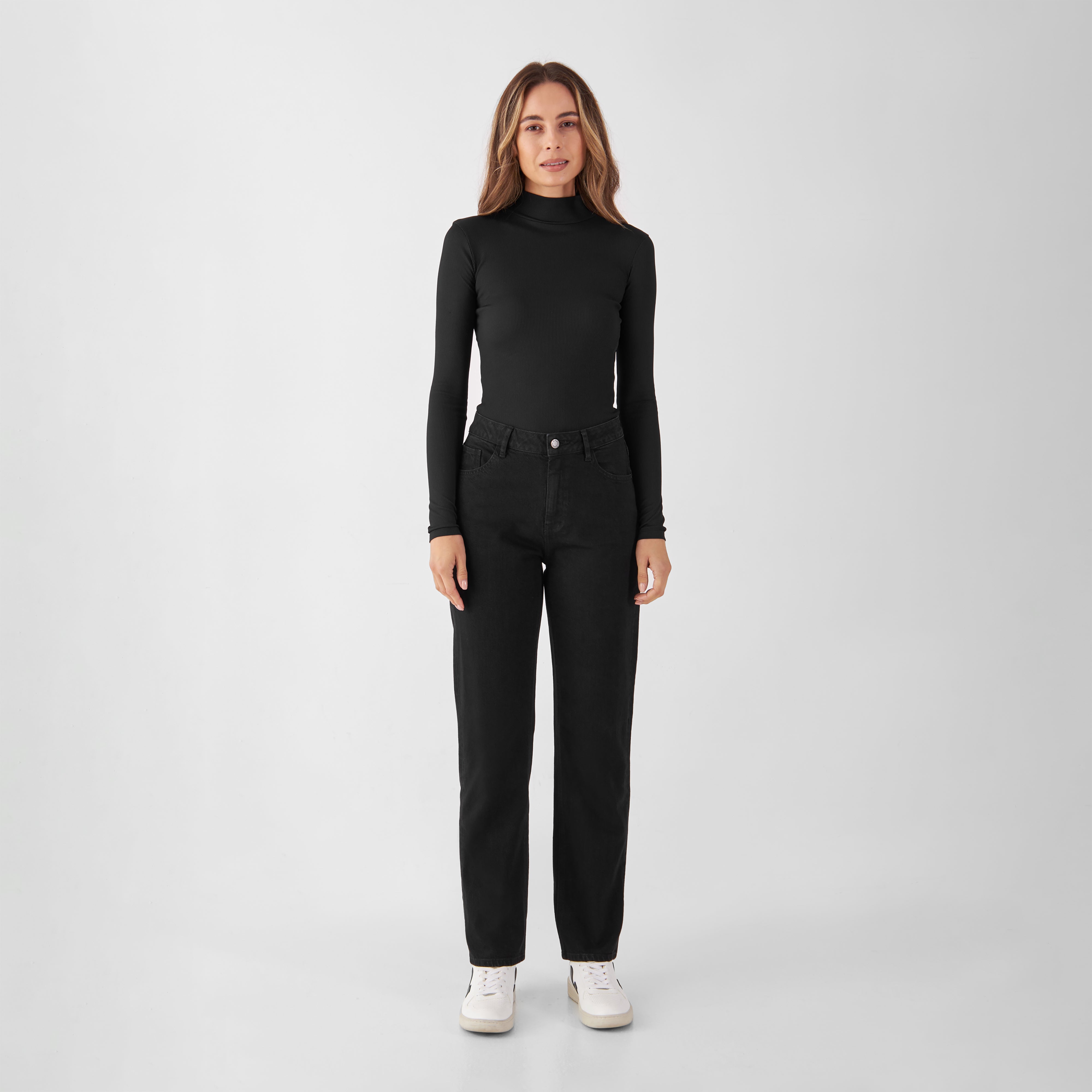 Modell in schwarzer MORNING Regular Straight Jeans (5-Pocket, mittlere Taille, gerades Bein) mit schwarzem Rollkragenpullover.