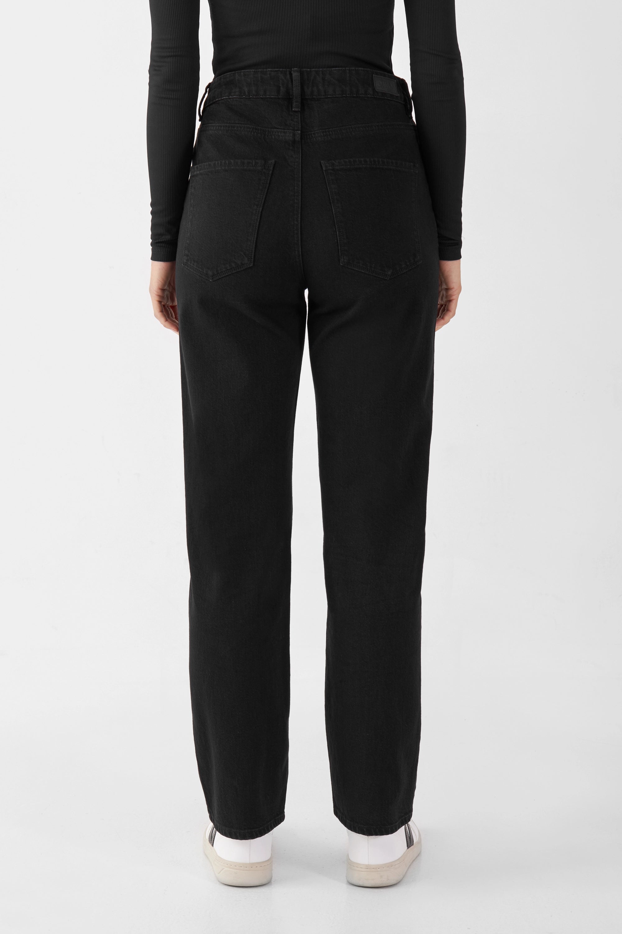 Rückenansicht einer schwarzen MORNING Regular Straight Jeans, 5-Pocket-Design, Mid-Rise, gerades Bein, aus Bio-Baumwolle mit Elasthan.