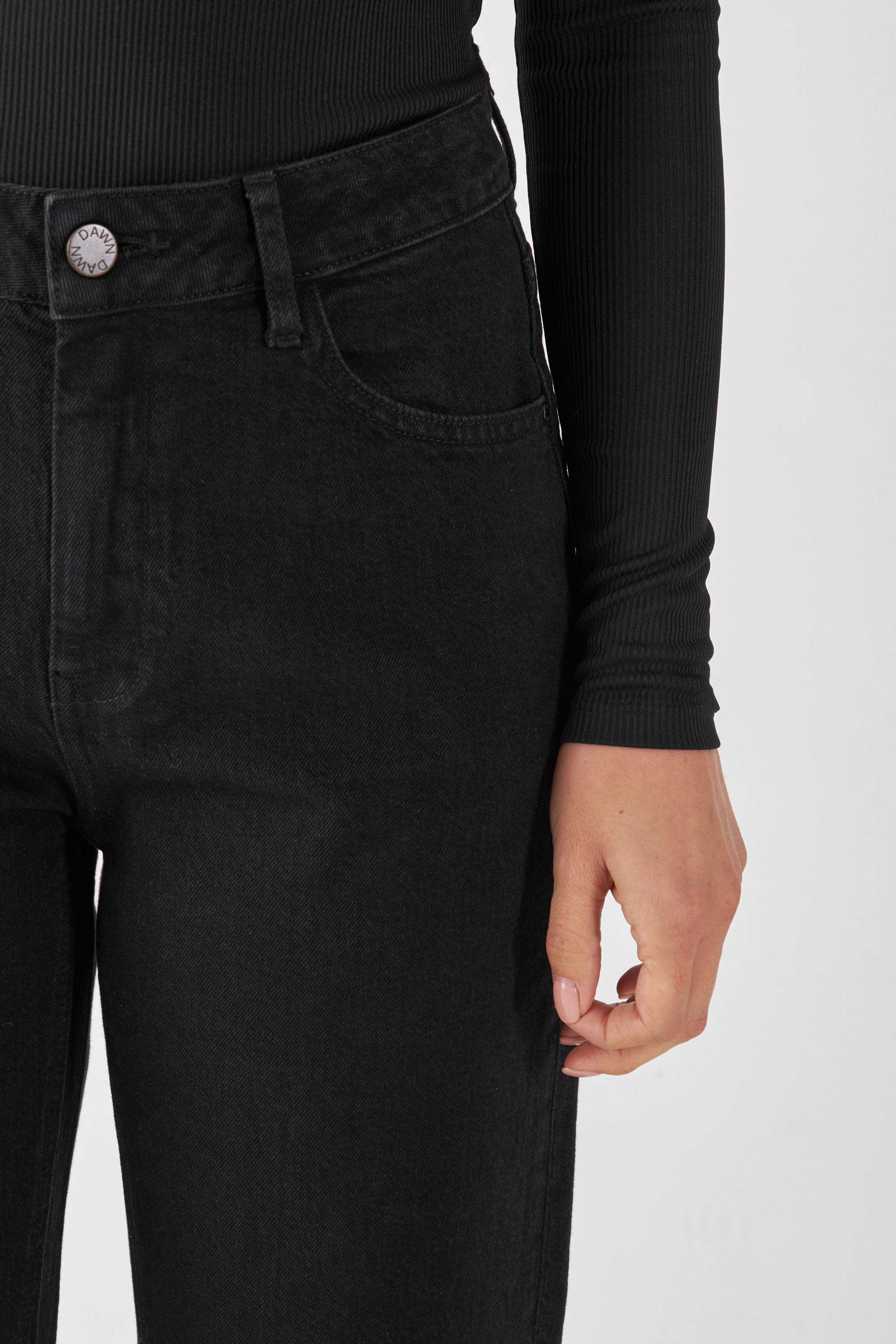 Schwarze MORNING Regular Straight Jeans, 5-Pocket-Stil, mittlere Taille, Bund und Fronttasche mit DAWN-Knopf.