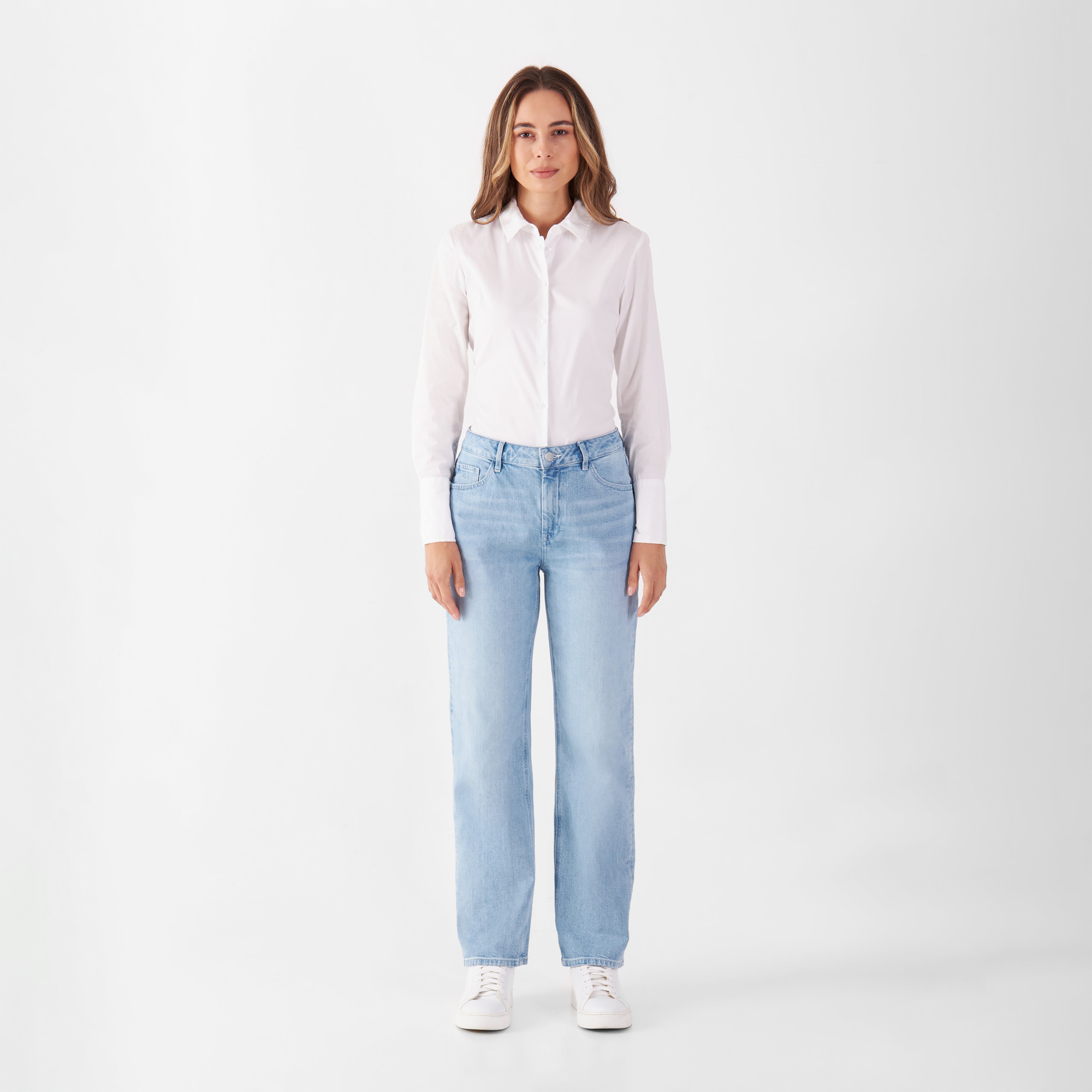 Frontansicht: MORNING Regular Straight Jeans in Bright Blue mit Minimalstretch, 5-Pocket, mittlere Taille und geradem Bein; Model trägt weißes Hemd.