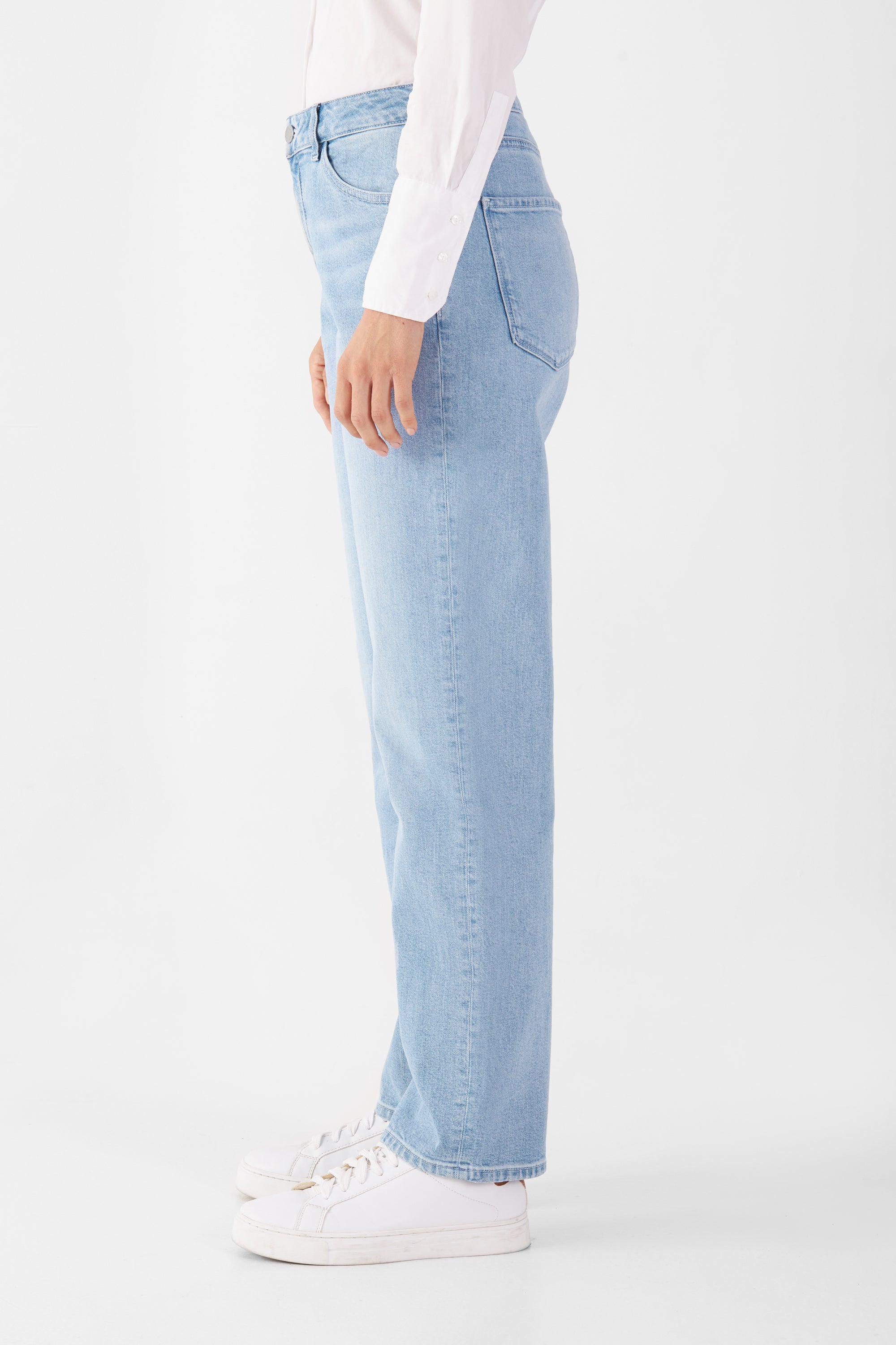 Seitenansicht einer hellblauen MORNING Jeans im Regular Straight Fit: 5-Pocket-Design, mittlere Taille, gerades Bein; Bio-Baumwolle mit 1% Elasthan.