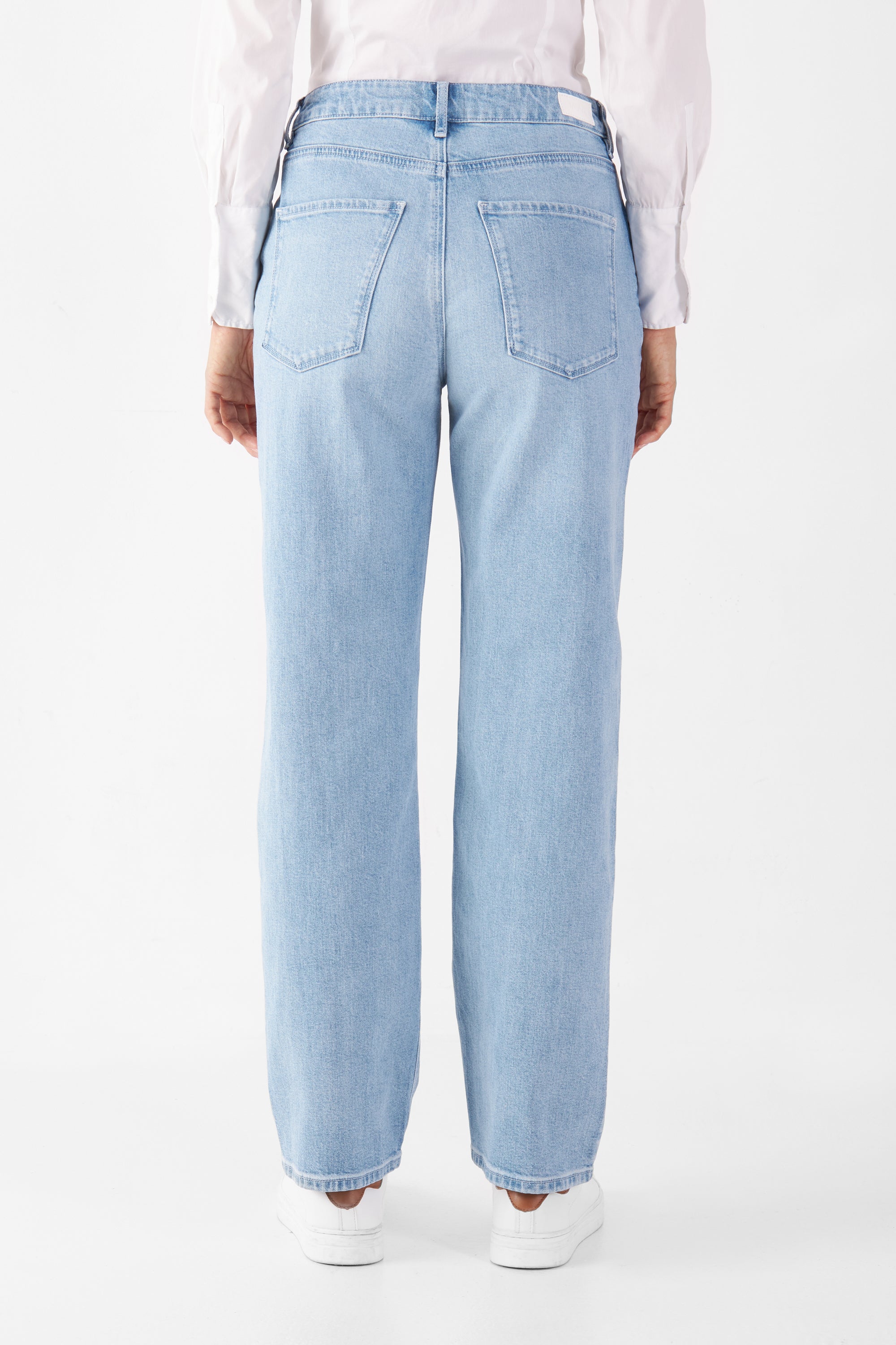 Rückansicht der hellblauen MORNING Regular Straight Jeans im klassischen 5-Pocket-Stil, mit zwei Gesäßtaschen und geradem Bein.