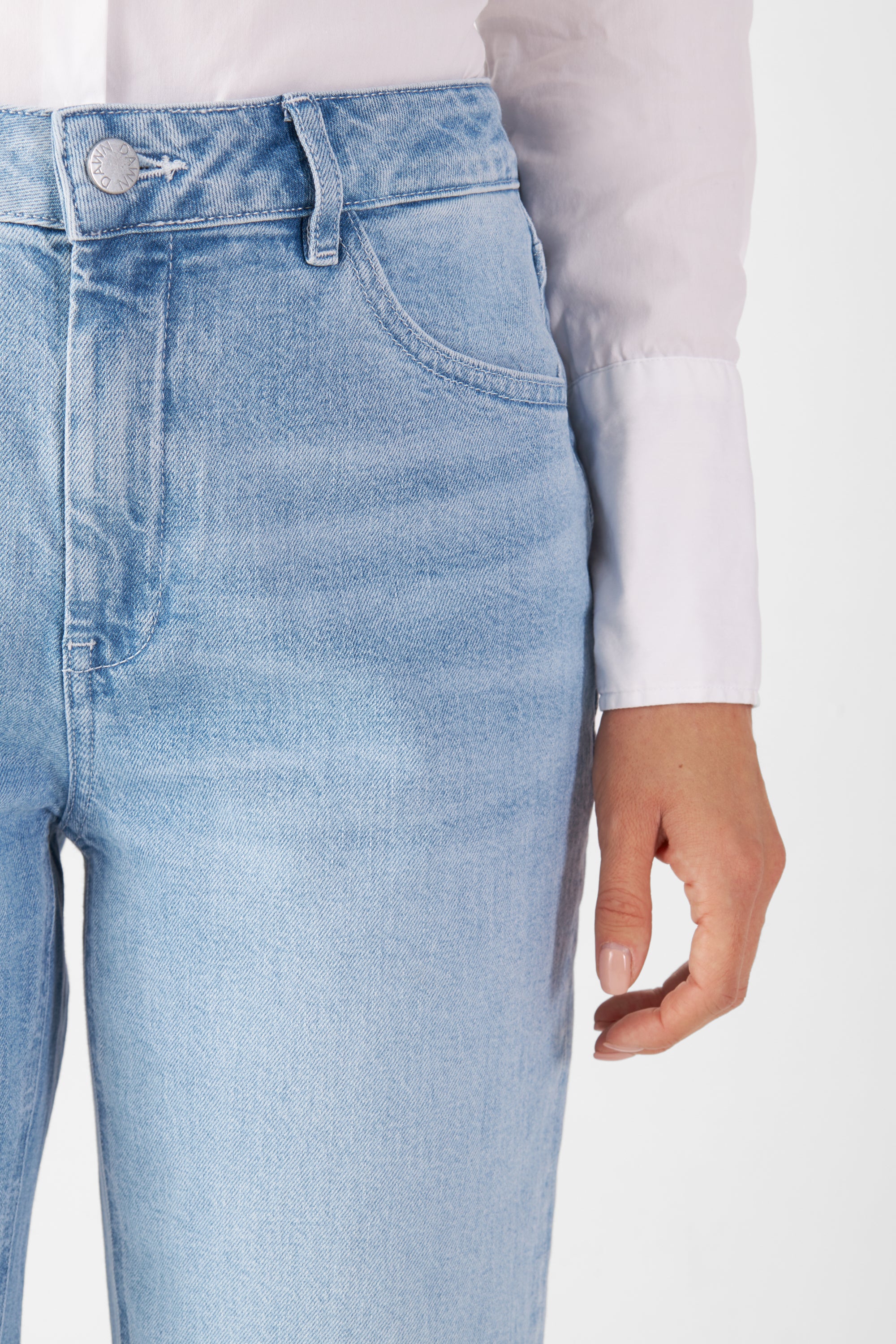 Helle blaue MORNING Regular Straight Jeans im 5-Pocket-Design, Frontansicht mit Bund, Gürtel-Schlaufen und Knopfverschluss; sichtbare vordere Taschen.
