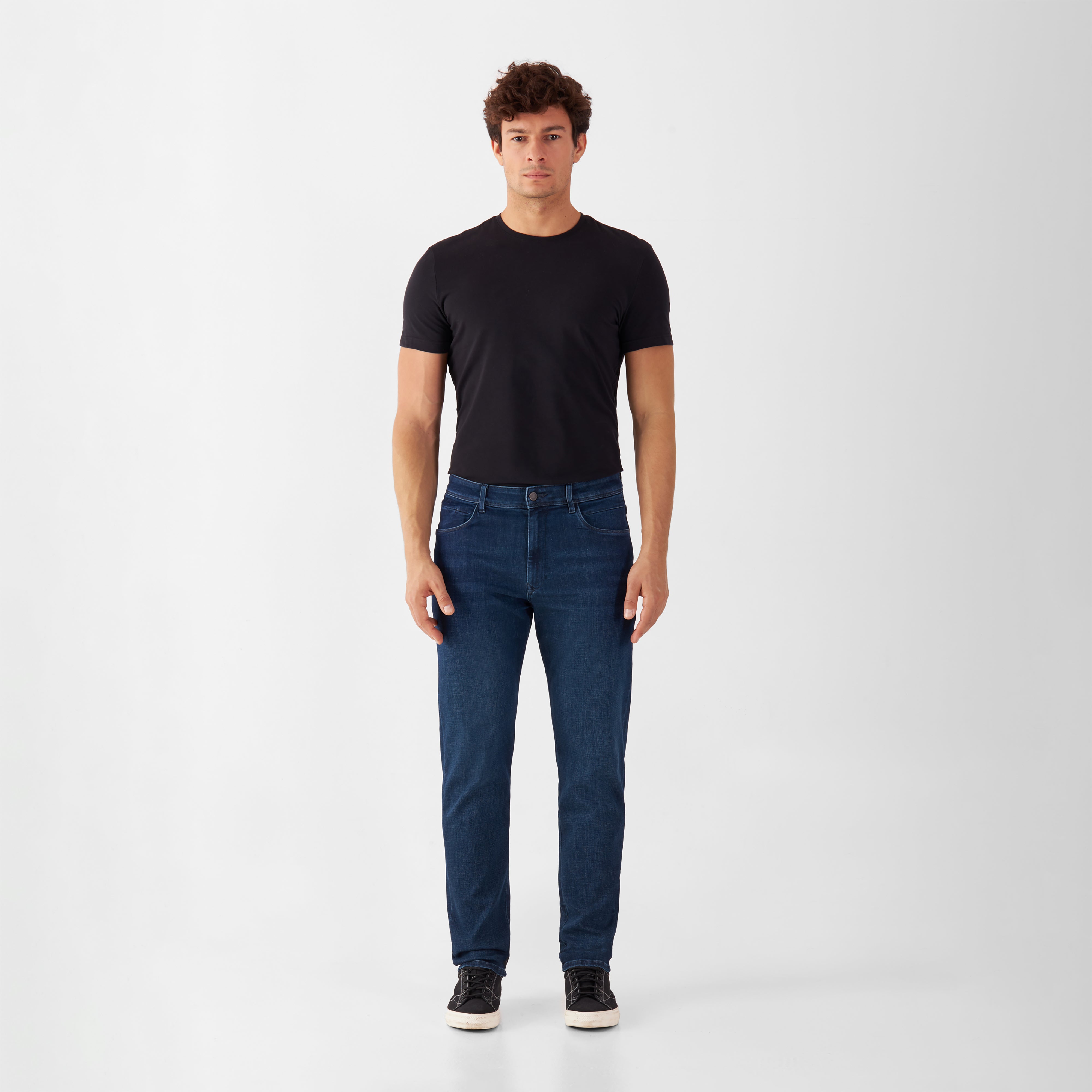 MORROW Slim Fit Jeans in Dark Blue mit mittlerer Taille und leicht zulaufendem Bein, getragen von einem Mann in schwarzem T-Shirt.