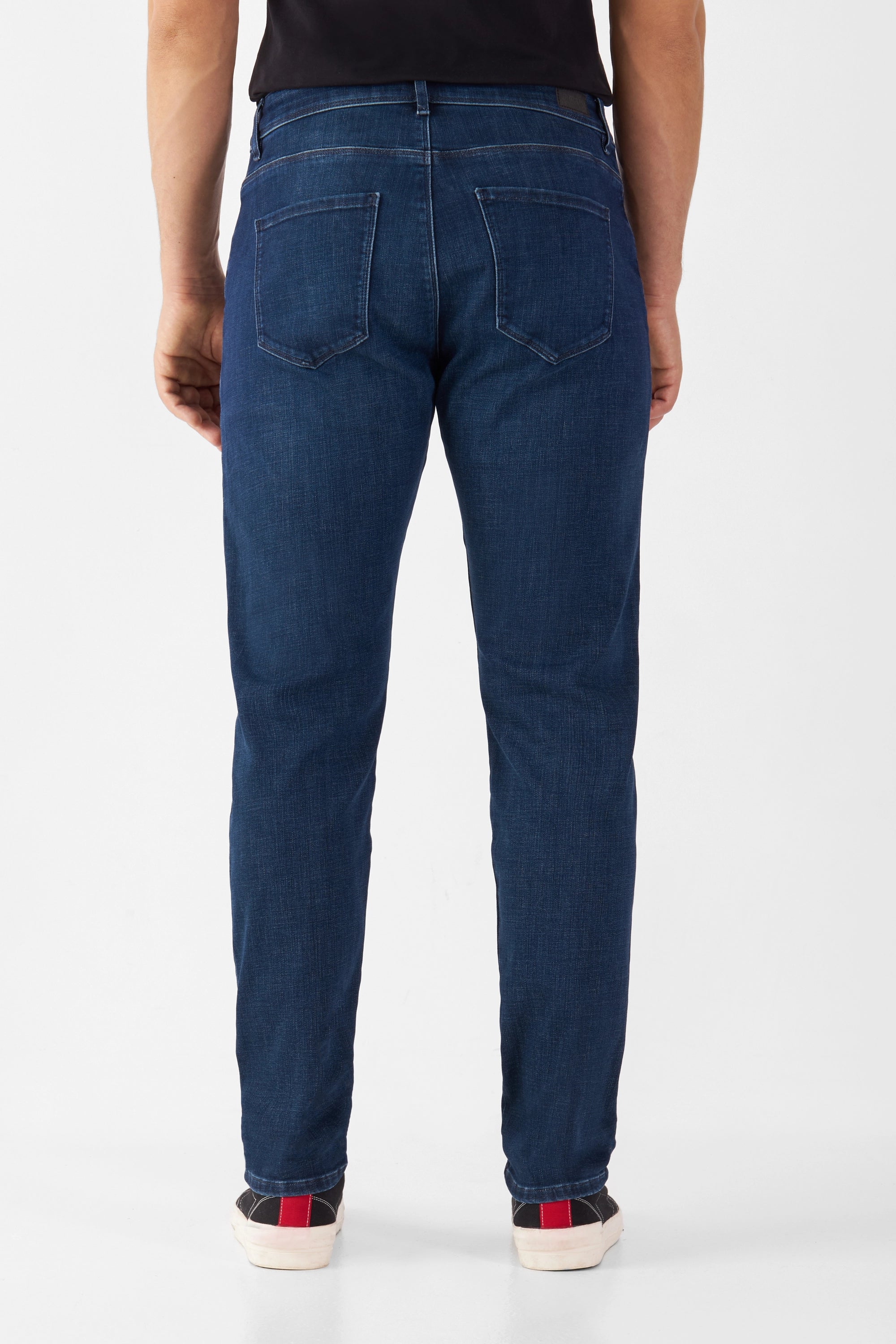 Rückansicht der dunkelblauen MORROW Slim Fit Jeans mit mittlerer Taille, zwei Gesäßtaschen und bequemem Stretch.