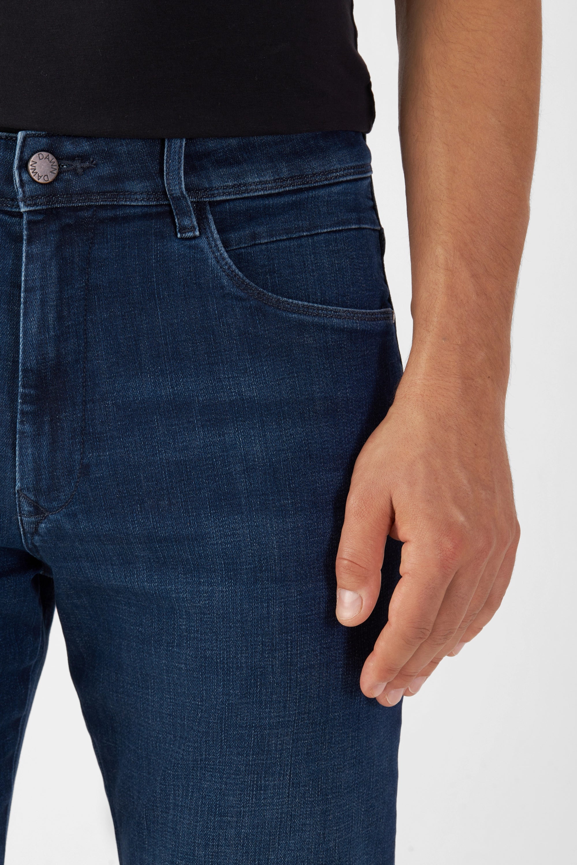 MORROW Slim Fit Jeans Dark Blue; Komfortstretch, mittlere Taille, leicht zulaufendes Bein. Vorderseite mit Gürtelschlaufen.