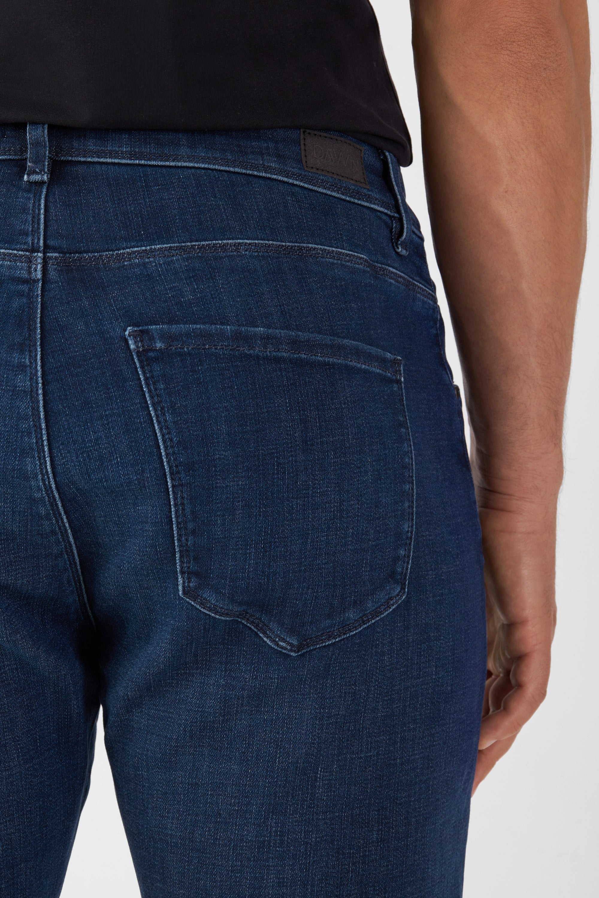 Dunkelblaue MORROW Slim Fit Jeans, Rückansicht mit einer Gesäßtasche, Bund-Label, mittlere Taille und bequemem Stretchstoff.