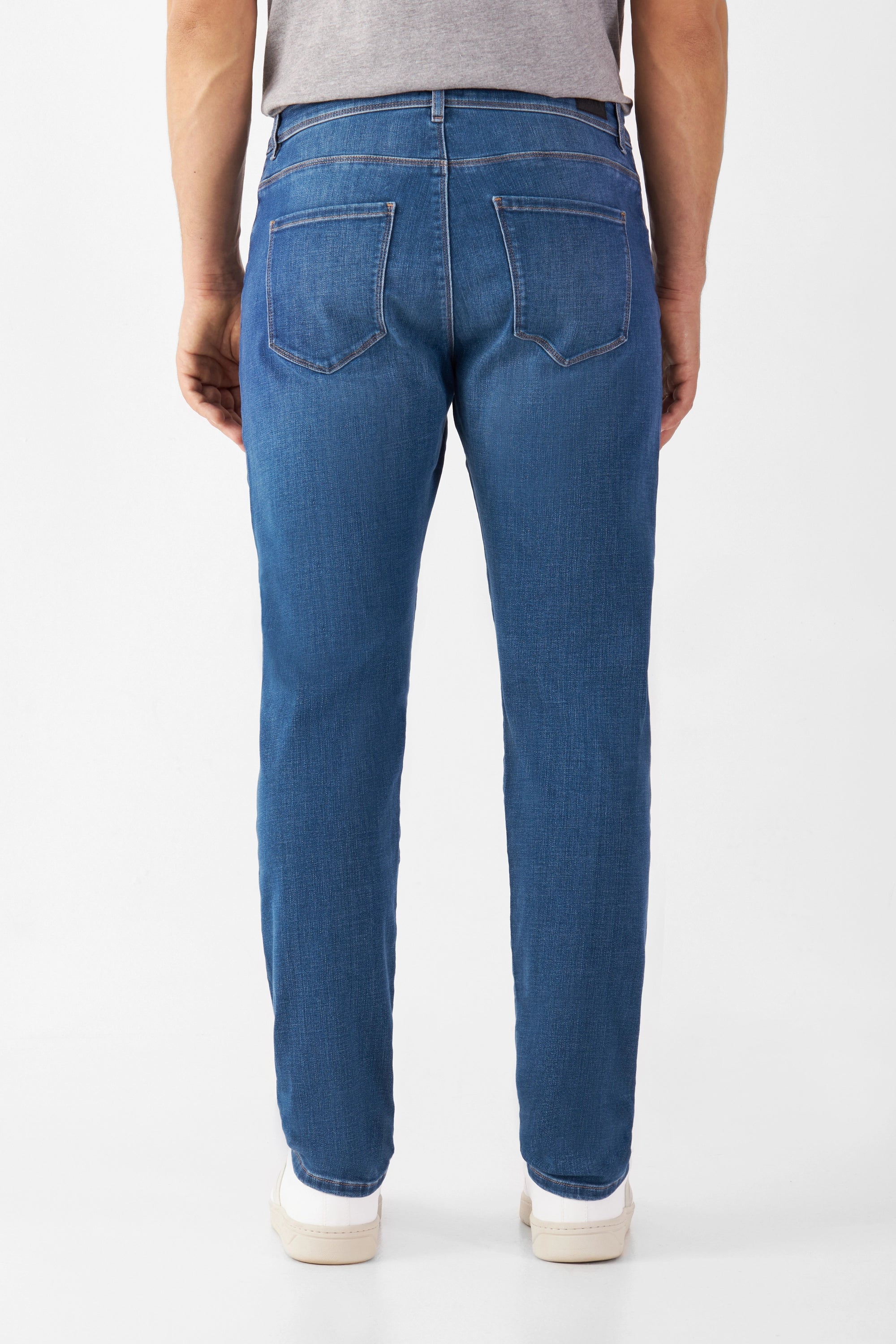 Rückansicht der MORROW Slim Fit Jeans in Medium Blue, mittlere Taille, zwei Gesäßtaschen, leicht zulaufendes Bein – Organic Comfortstretch-Denim.