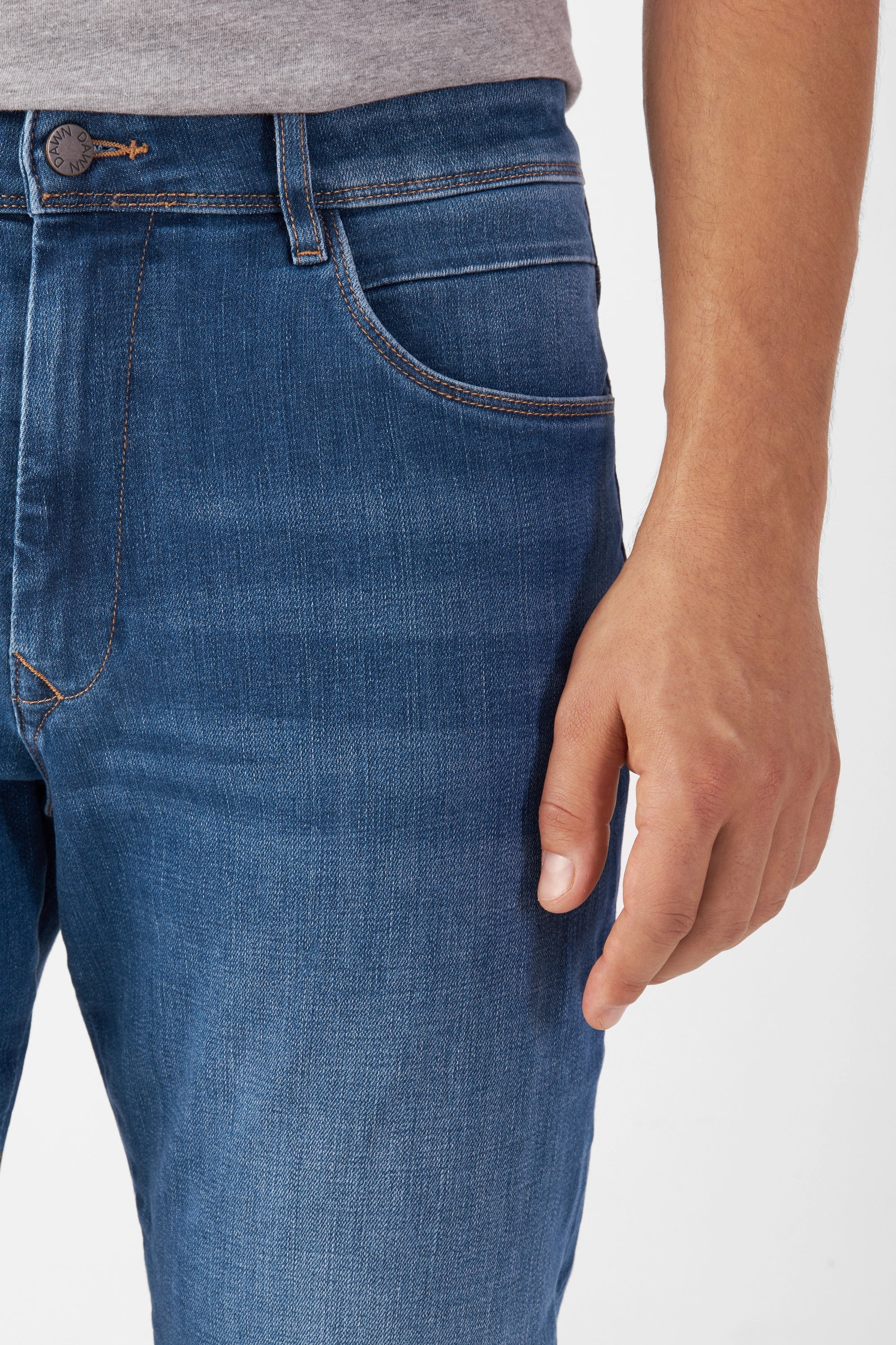MORROW Soft Stretch Slim Jeans in Medium Blue, Frontansicht: Bund, Gürtelschlaufen, Knopfverschluss; bequemer Stretch-Denim.