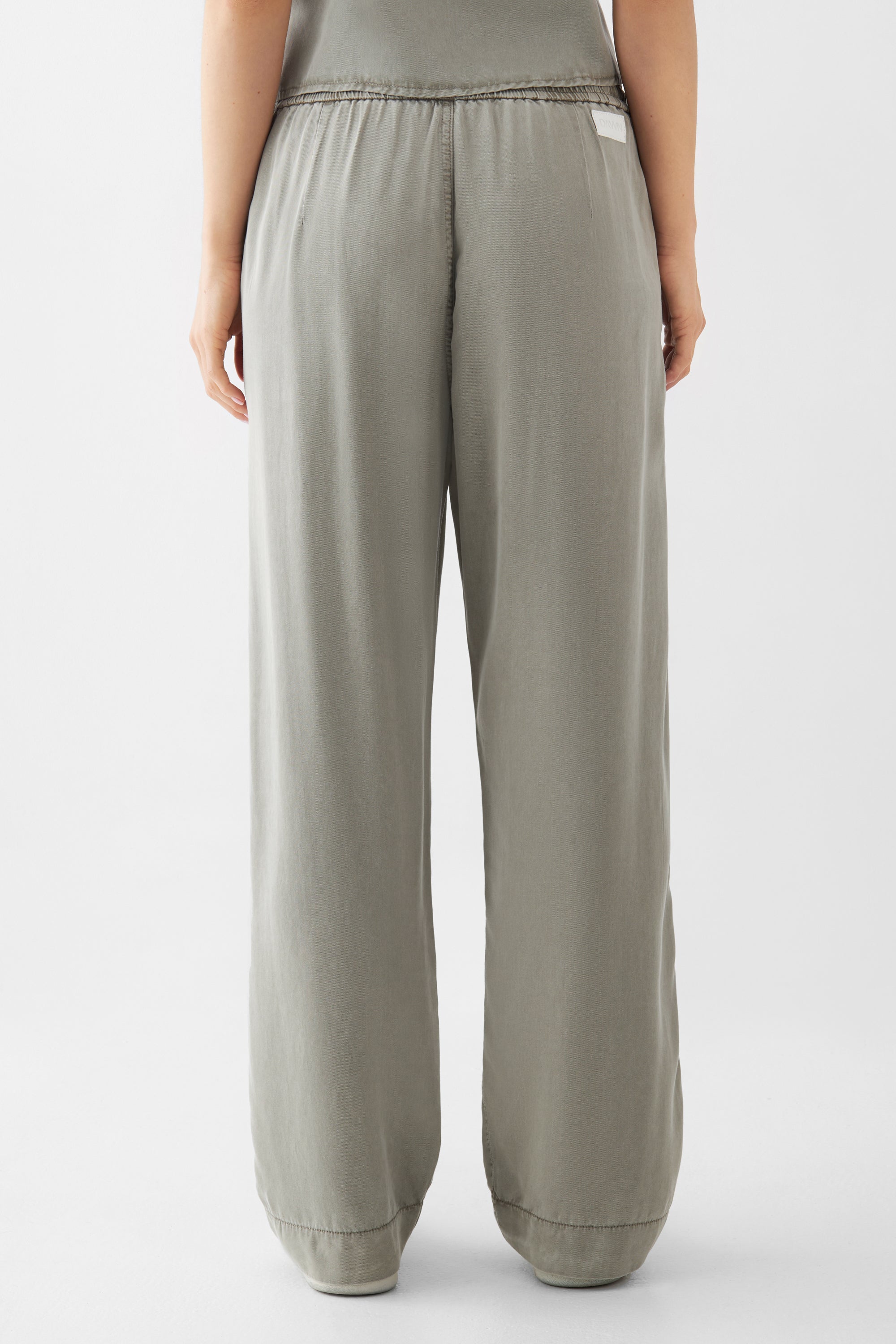 RAY Easy On Tencel Pants in Rock Olive – Rückenansicht; elastischer Mid-Waist, lockere Passform, weites Bein aus Lyocell.