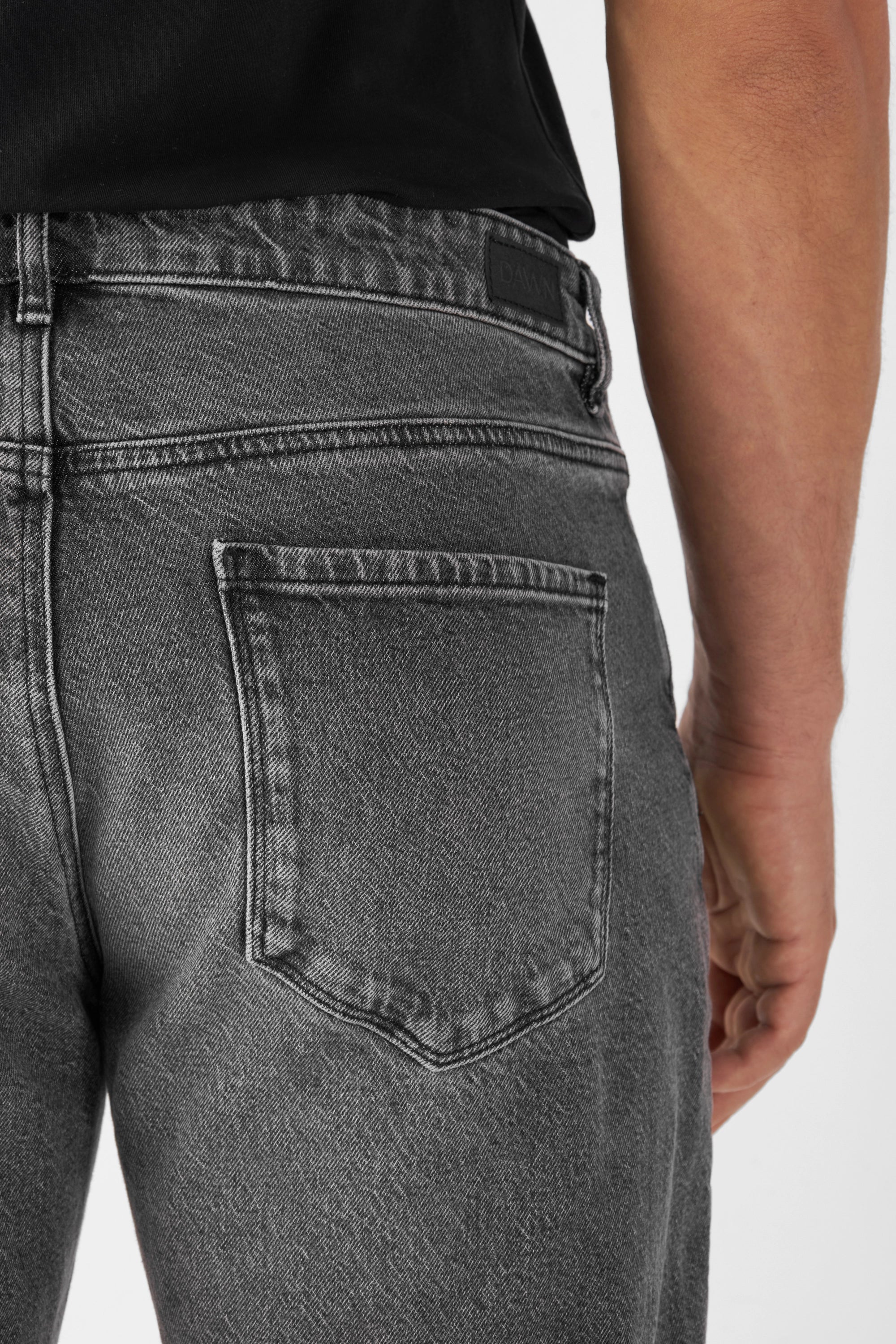 RISE Vintage Grey Jeans – Rückansicht mit einer Gesäßtasche, dunkelgrauer Denim, Logo-Bundlabel, entspannte Relaxed-Tapered Passform.