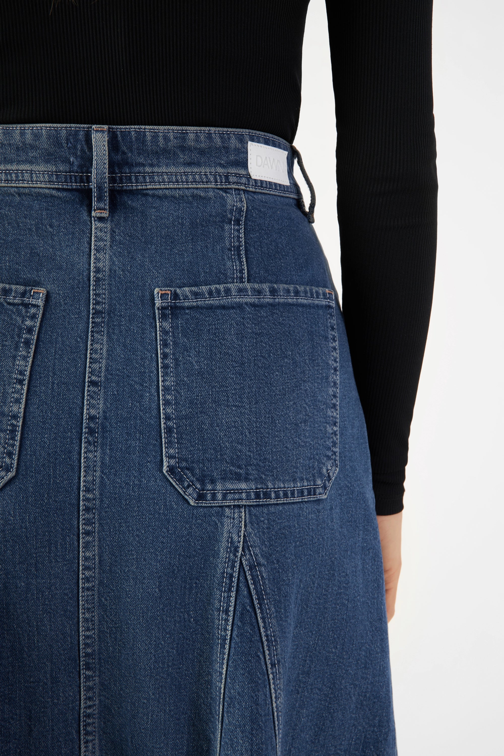 Vintageblauer SOL Midirock aus Organic Minimal Stretch Denim, mittelhoher Bund, Rückansicht mit zwei Gesäßtaschen.