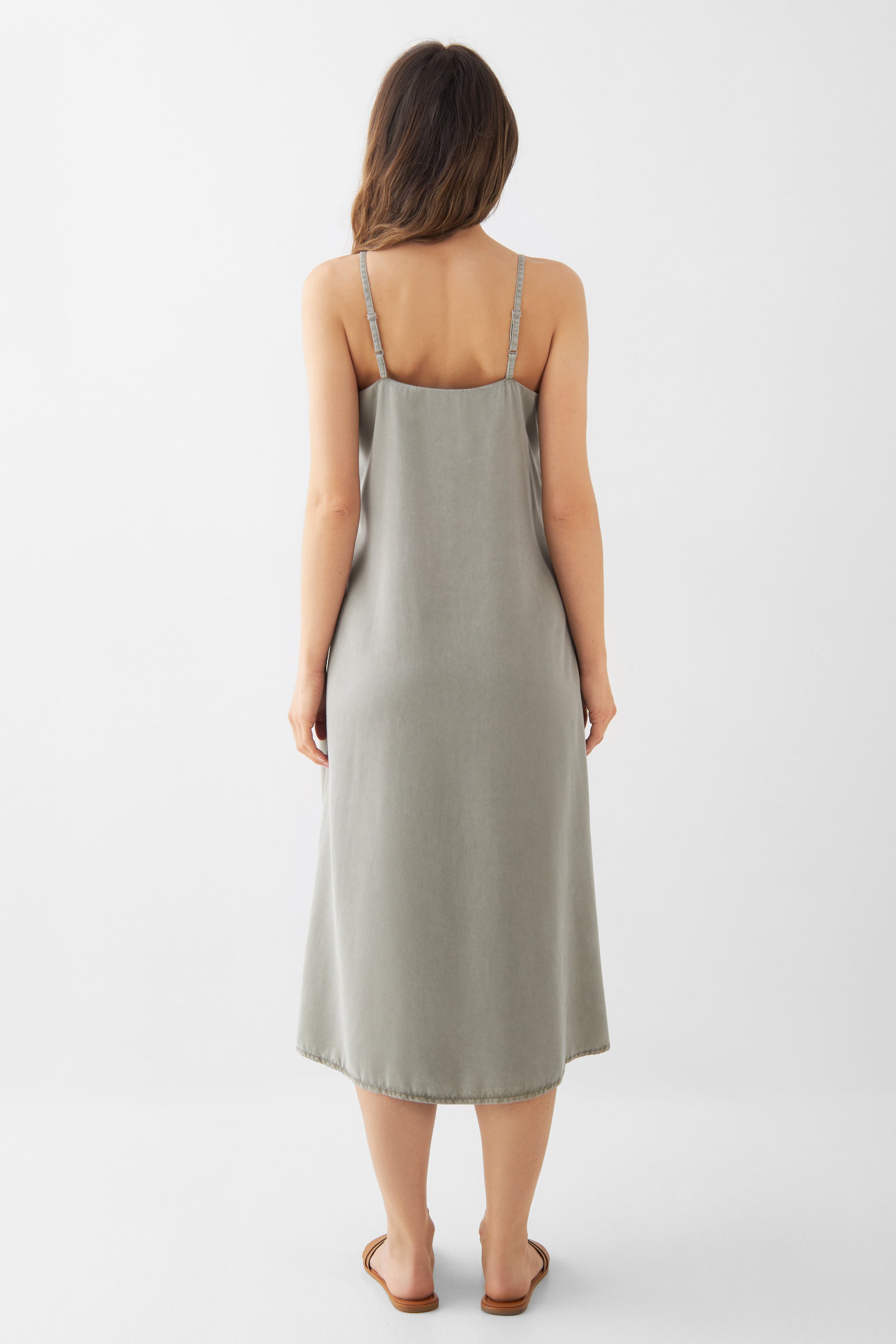 Rückenansicht eines olivegrünen SUNBEAM‑Midikleids mit verstellbaren Trägern, A-Linien-Schnitt und Midi-Länge; aus Lyocell (TENCEL™).
