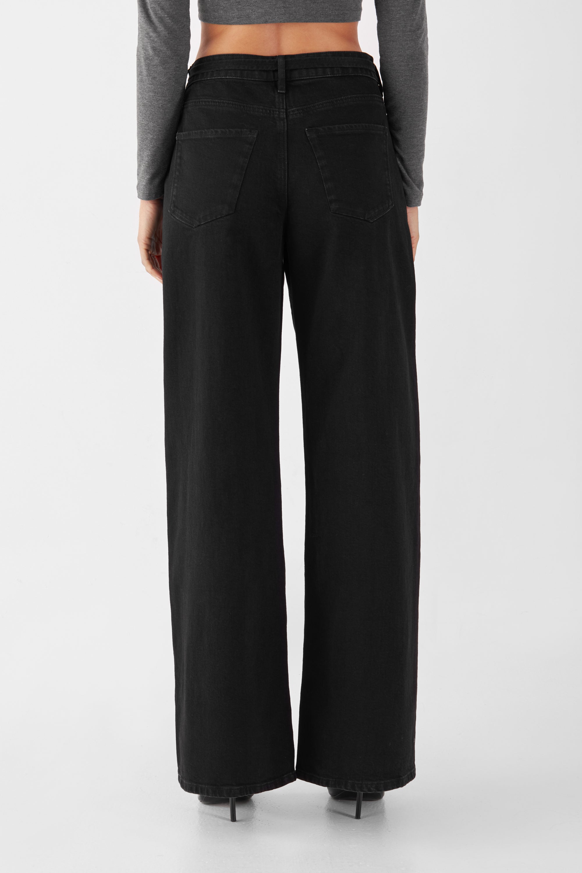 Schwarze Sunny Wide Leg Jeans – Rückenansicht, mittelhohe Taille, weites gerades Bein, zwei Gesäßtaschen, Gürtelschlaufen.