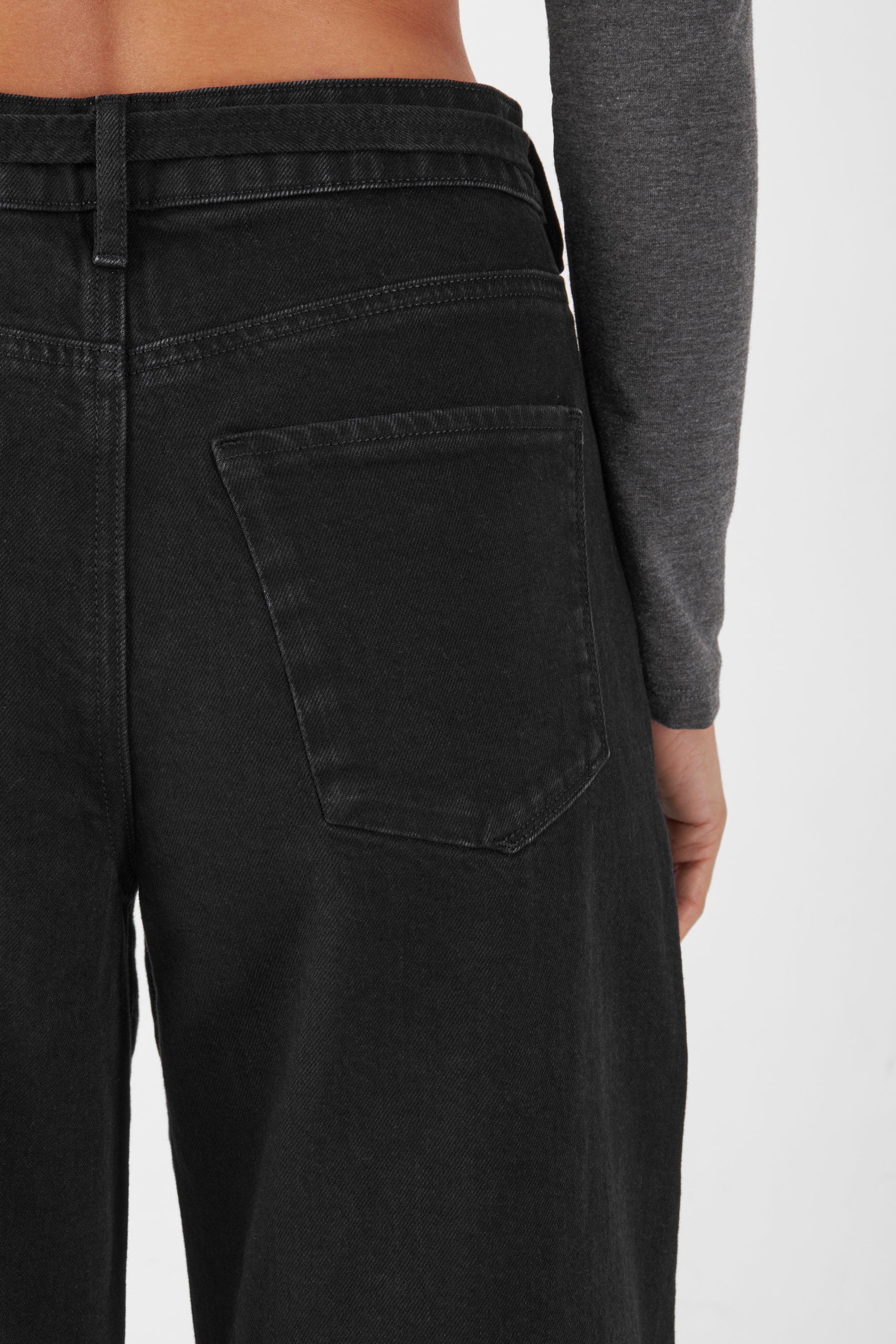 Schwarze Sunny Wide Leg Jeans von DAWN, Rückseite mit Gesäßtasche, Gürtel-Schlaufen, mittelhohe Taille.