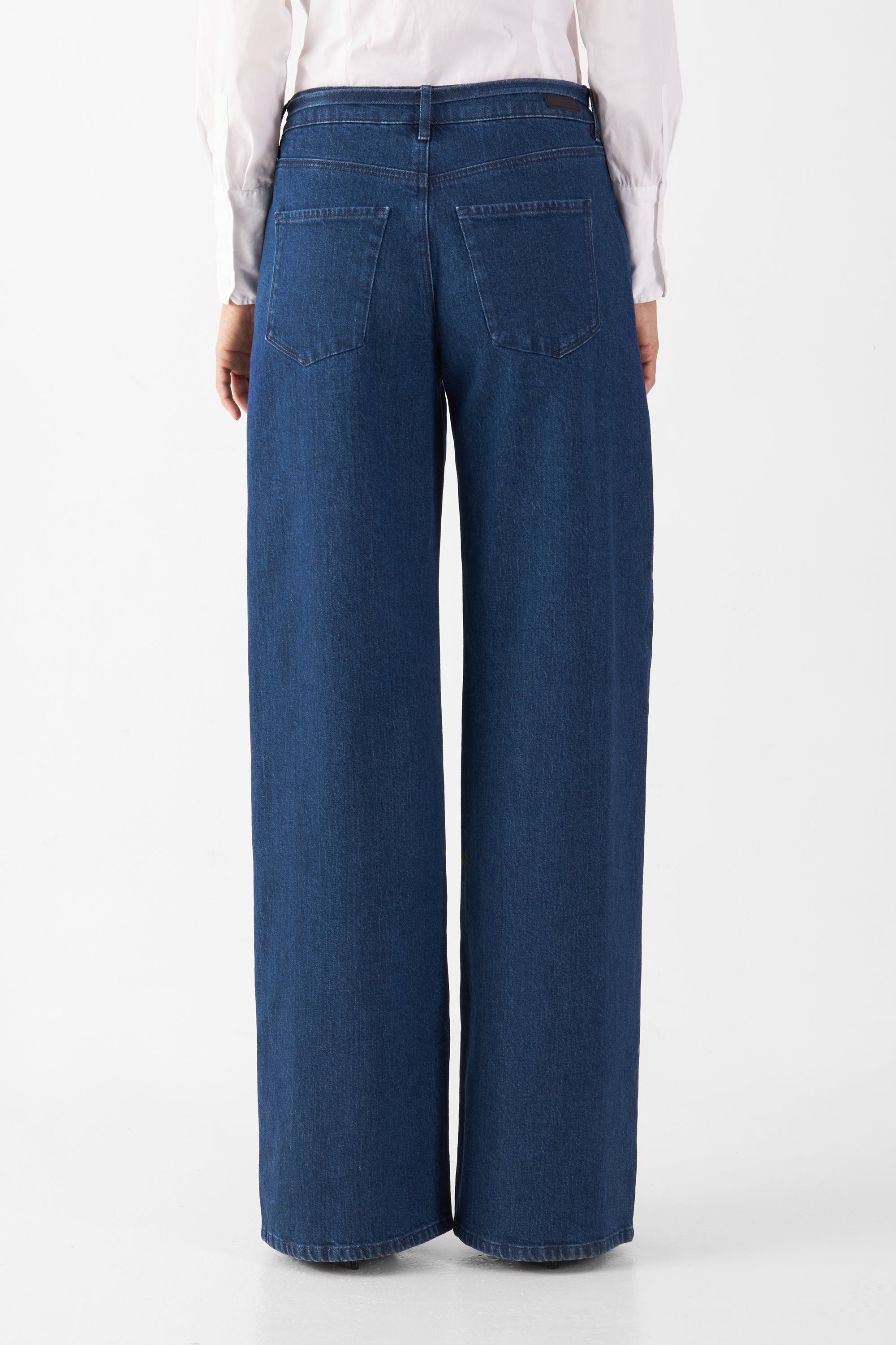 Rückenansicht der SUNNY Wide Leg Minimal Stretch Jeans in Dunkelblau: mittelhohe Taille, weites gerades Bein und zwei Gesäßtaschen.