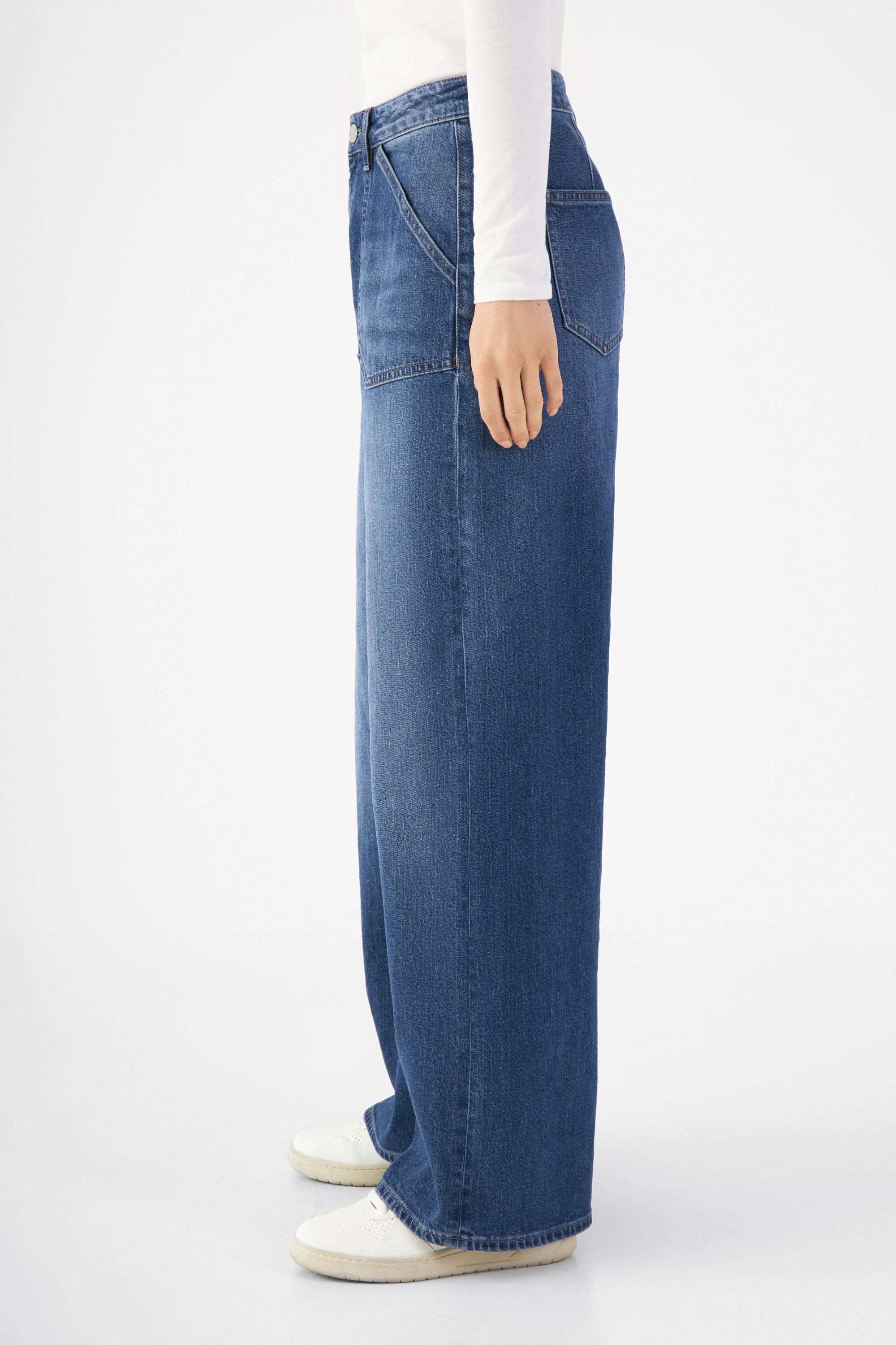 Seitenansicht der SUNNY Worker Jeans in Medium Blue: weites, gerades Bein, mittelhoher Bund, aufgesetzte Fronttaschen im Worker-Stil.