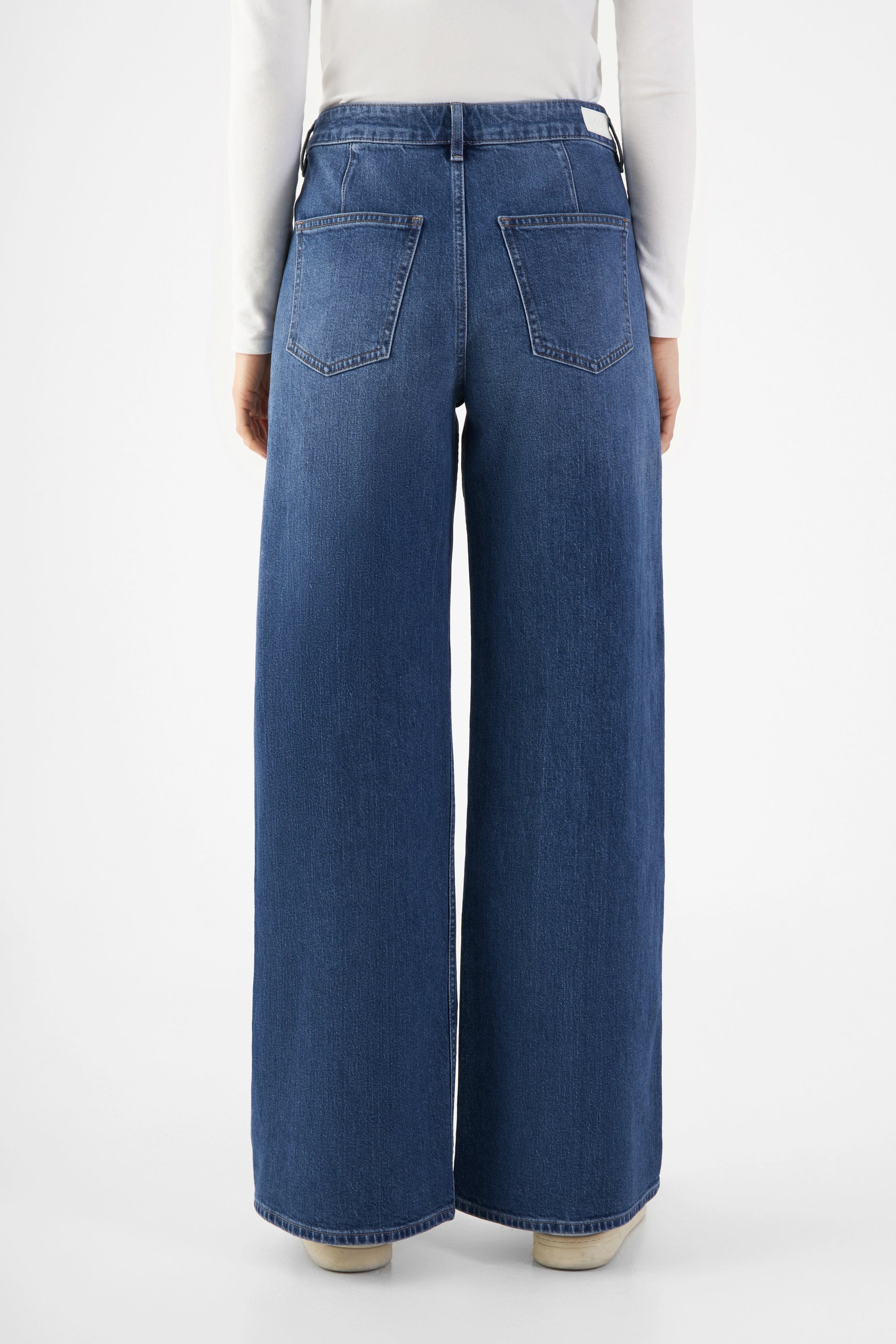 Rückansicht der SUNNY Worker Jeans in Medium Blue: weites, gerades Bein, mittelhoher Bund, zwei Gesäßtaschen aus Denim.