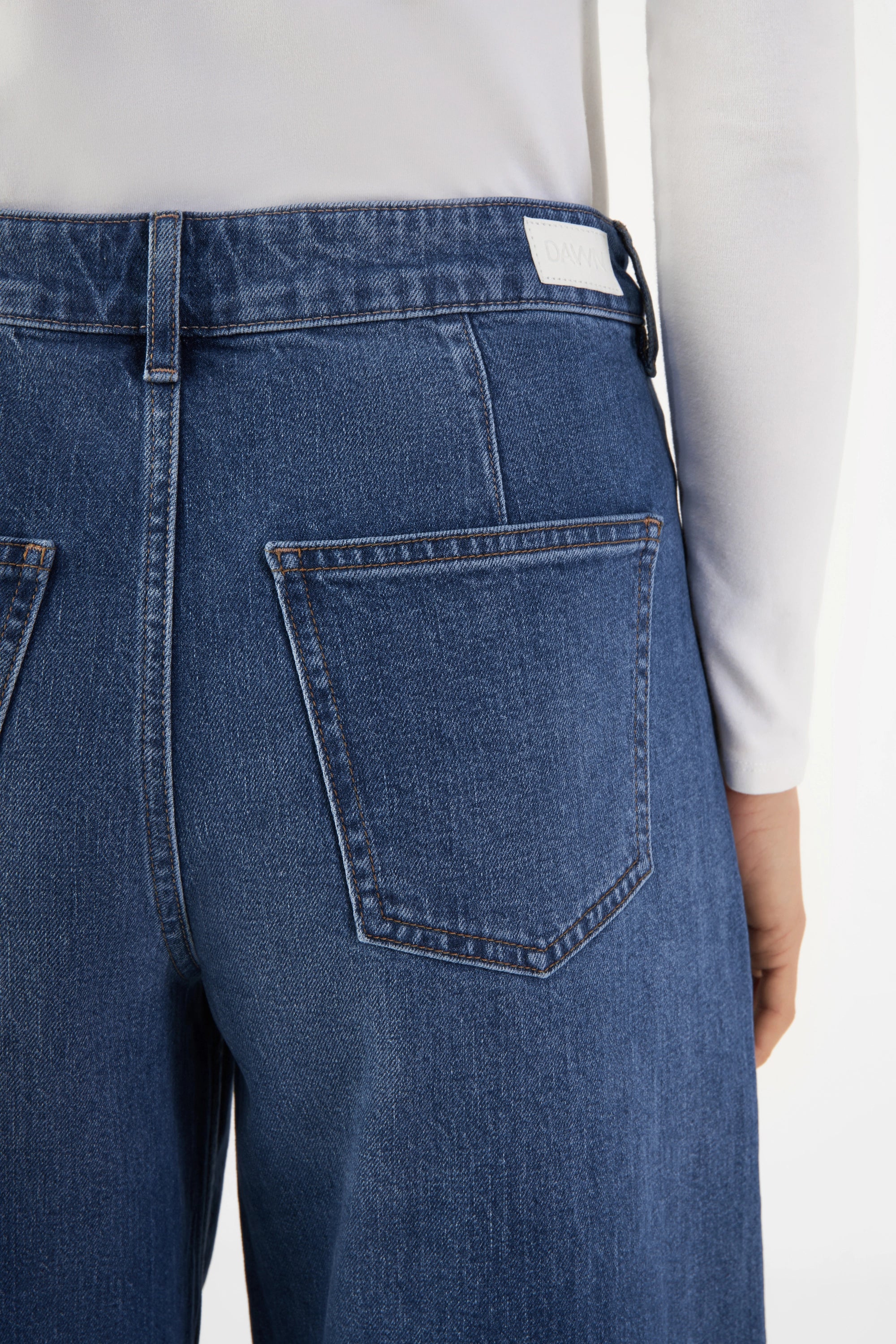Rückansicht der SUNNY Worker Jeans in Medium Blue mit mittelhohem Bund, sichtbarer hinterer Tasche und kontrastreichen Nähten; Markenlabel am Bund.