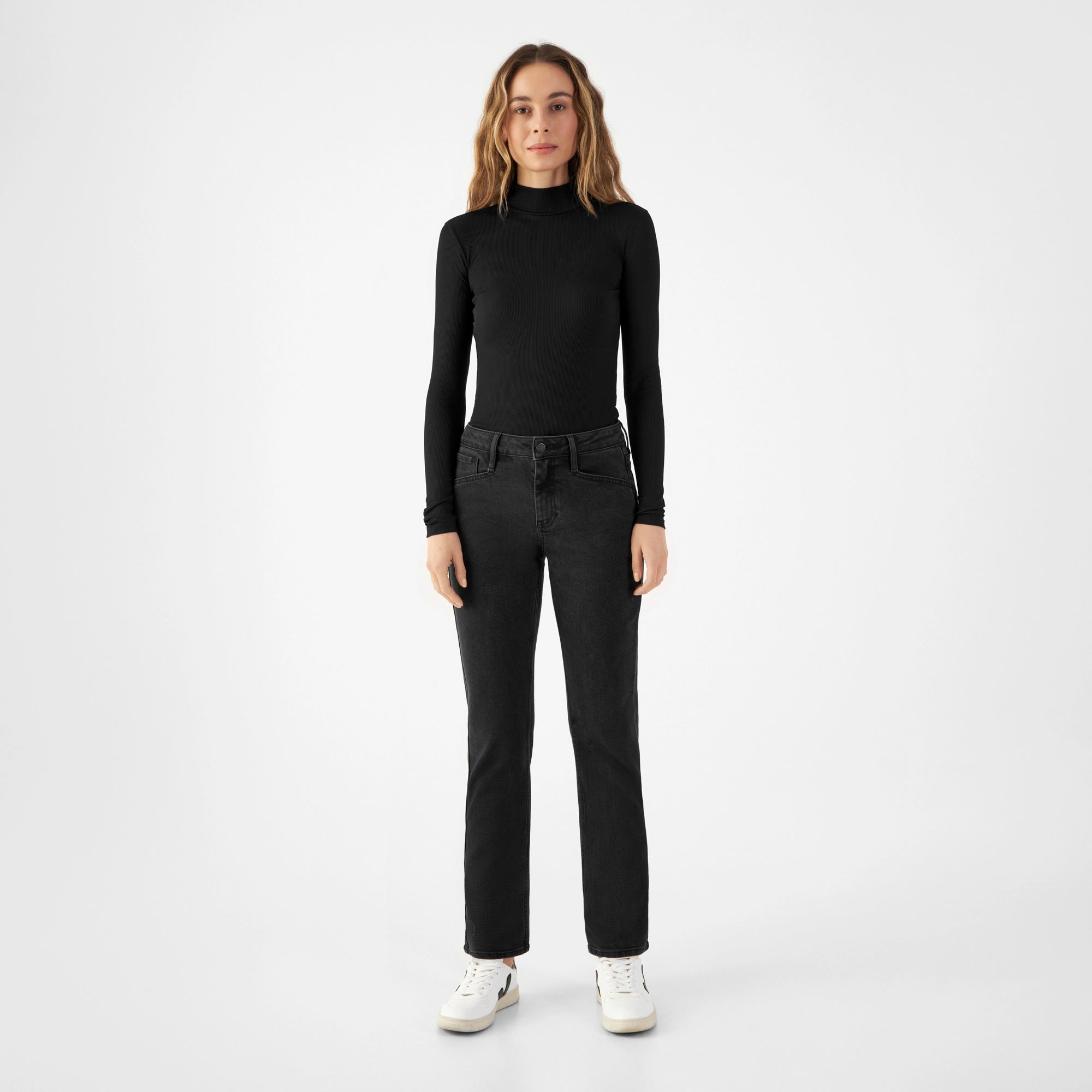 SUNSET Vintage Black Jeans – Regular Slim, mittelhoher Bund, schmaler Beinverlauf, Fronttaschen-Detail; aus Tencel-Denim.