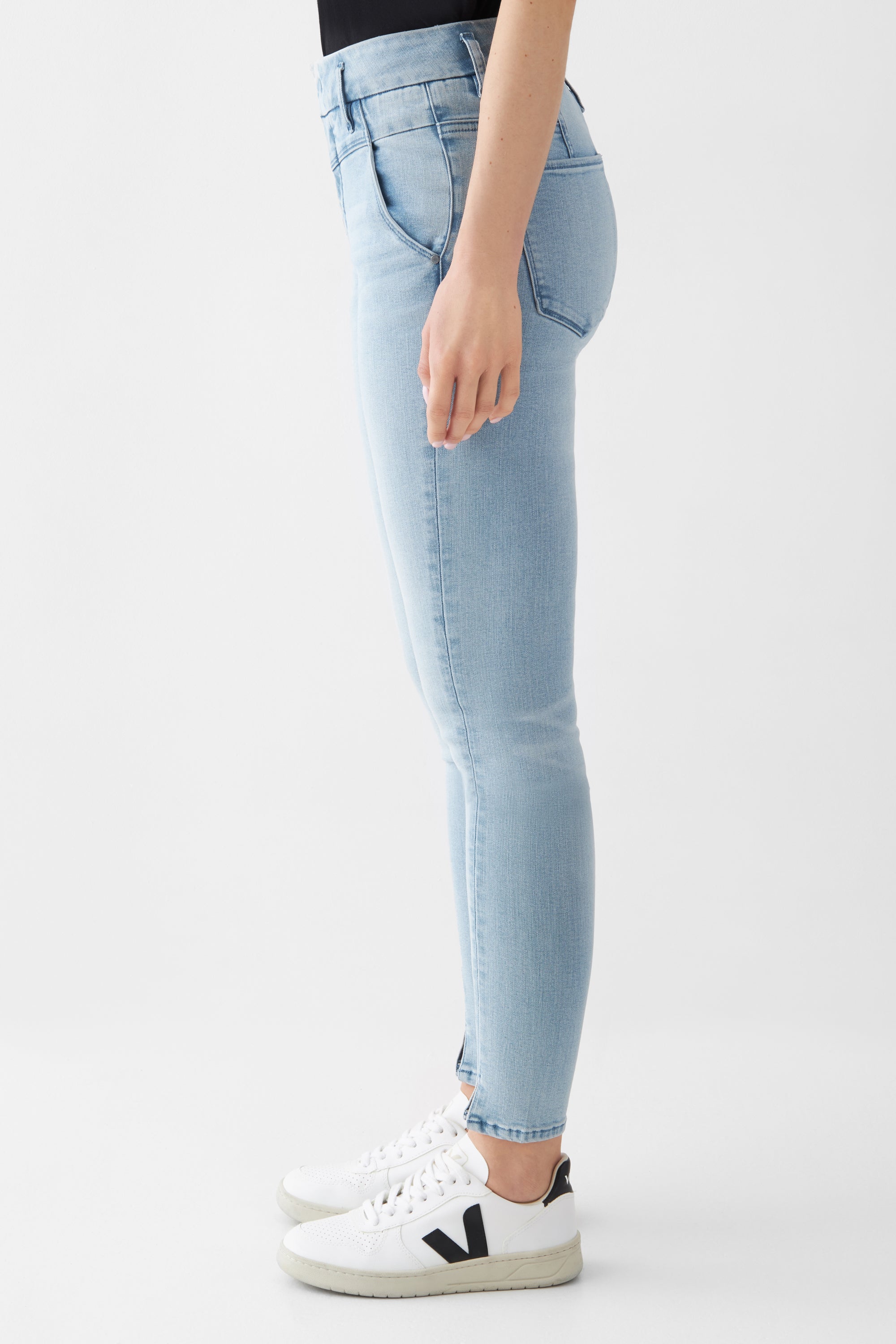 SUN UP Skinny Jeans in Light Blue, mittelhoch sitzend, mit schräge Außennaht und Saumschlitz; Powerstretch formt die Figur.
