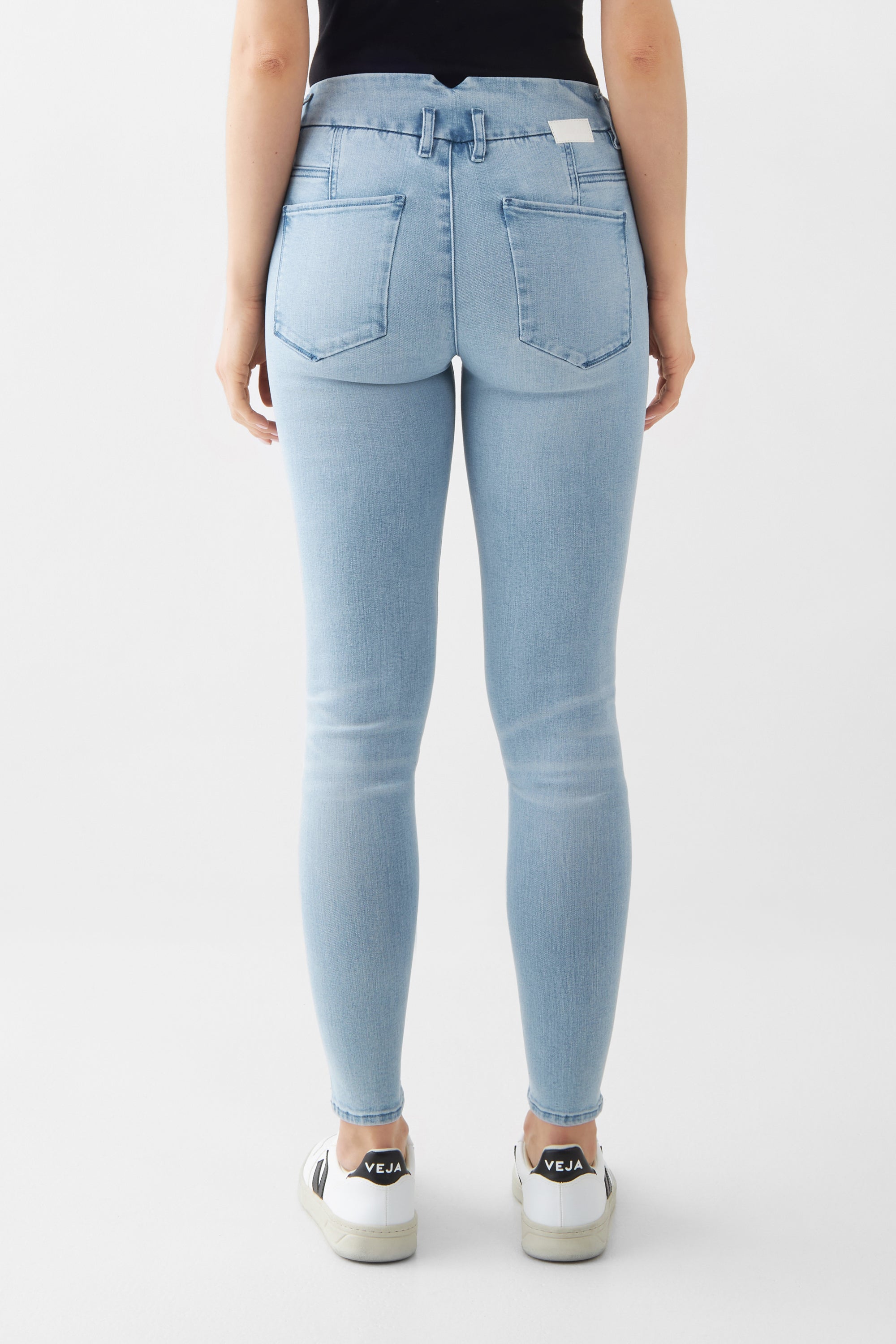 SUN UP Skinny Jeans in Hellblau, Rückansicht: mittig sitzende Passform, schräge Außennaht, Saumschlitz, zwei Gesäßtaschen, leicht verkürztes Bein.
