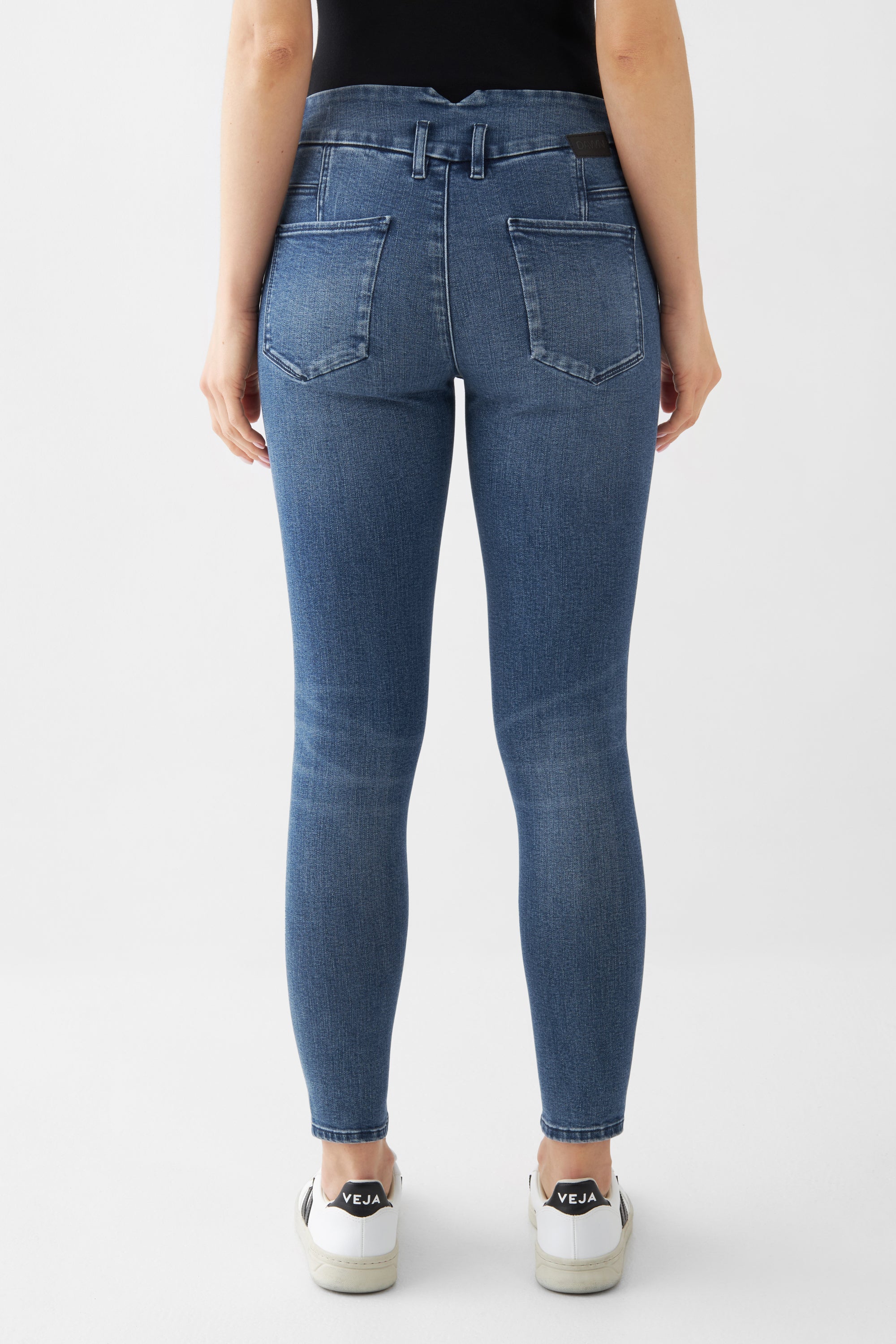 Rückansicht der SUN UP Skinny Jeans in Medium Blue aus Organic Powerstretch, mit schrägen Außennähten, Saumschlitz und zwei Gesäßtaschen.