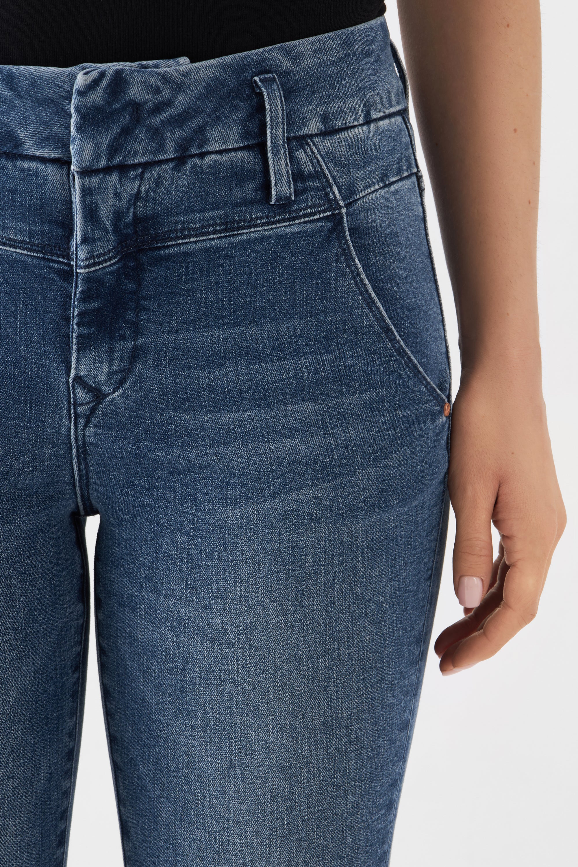 SUN UP Skinny Jeans in Medium Blue. Vorderansicht: Bund mit Gürtelschlaufen, diagonale Außennähte, Taschenöffnung, eng sitzend.