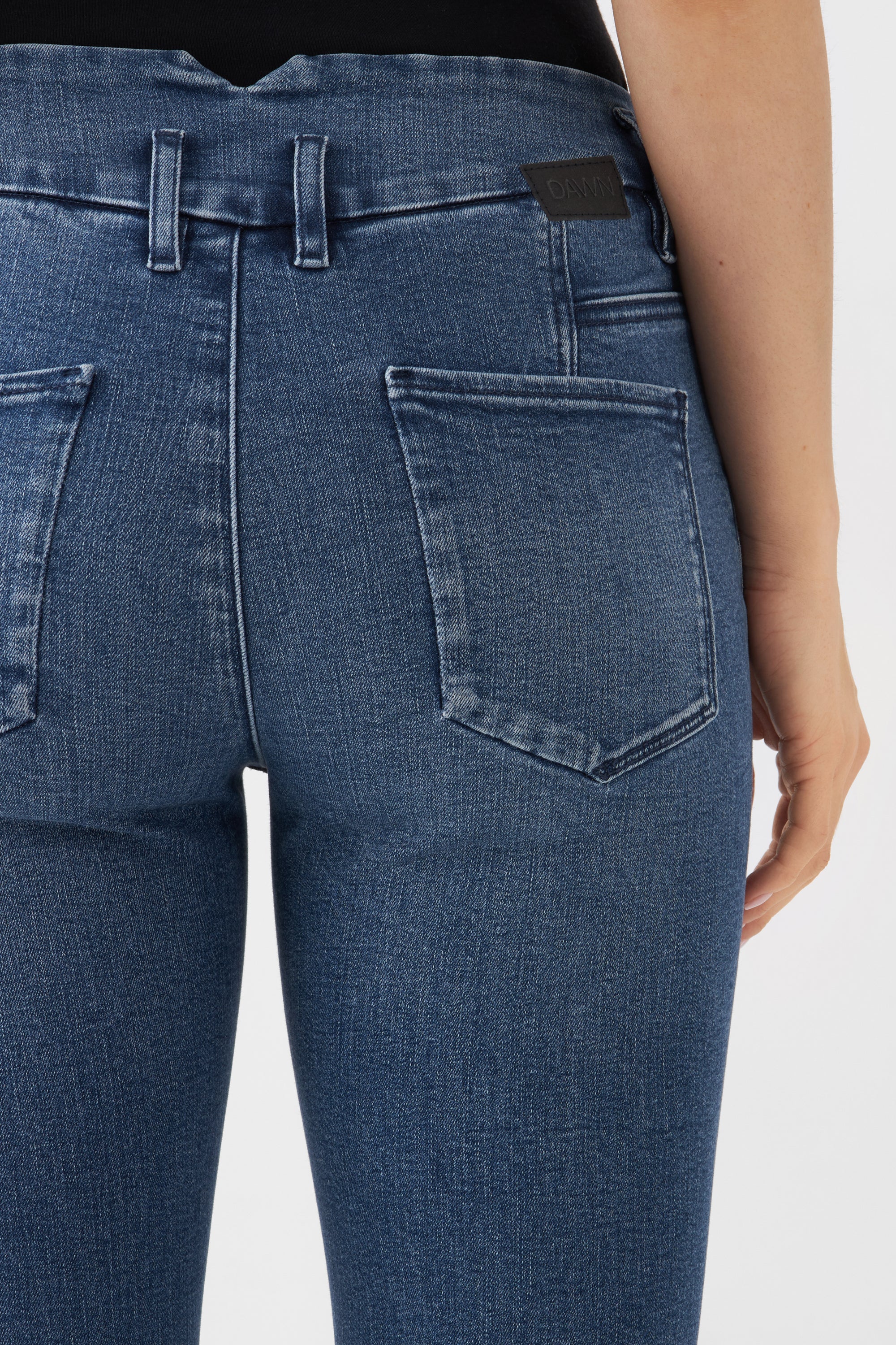 Rückansicht der SUN UP Skinny Powerstretch Jeans in Medium Blue mit Gürtel-Schlaufen, sichtbarer Gesäßtasche und DAWN-Label am Bund.