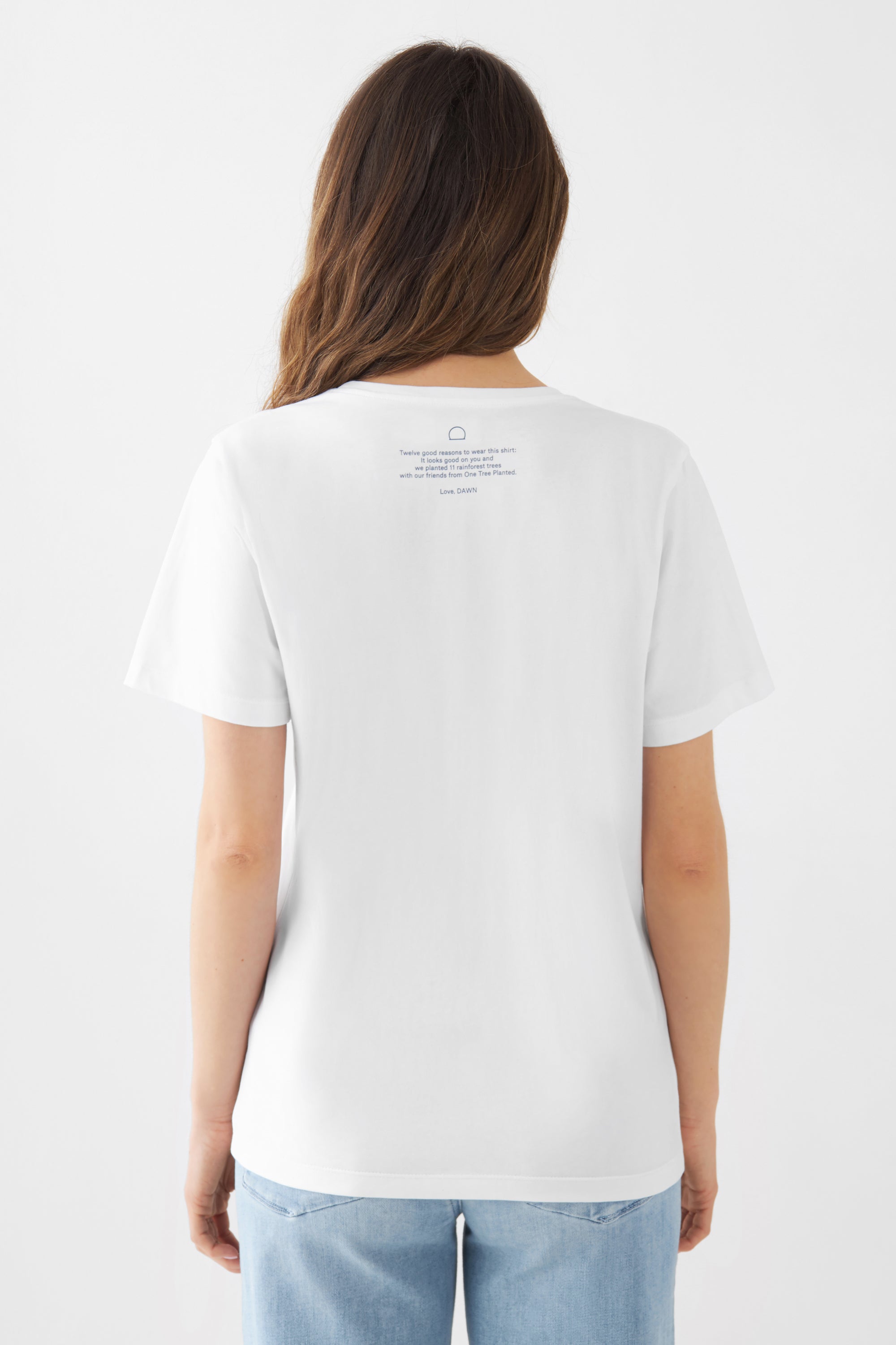 Weißes Rundhals-T-Shirt aus 100% Biobaumwolle, Unisex-Fit, kurze Ärmel. Rückenansicht mit kleinem Druck am oberen Rücken.