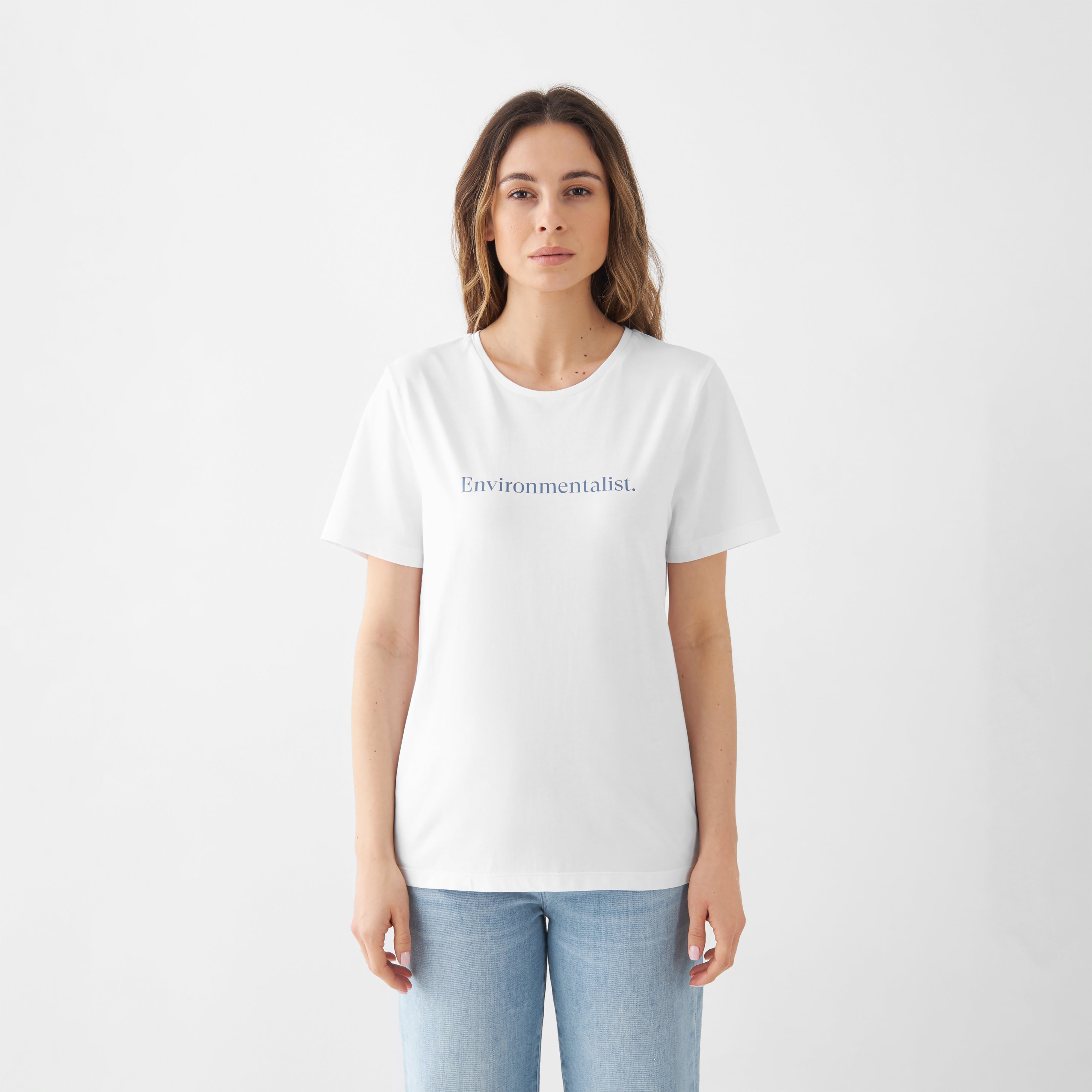 Weißes Rundhals-T-Shirt aus Bio-Baumwolle, Unisex-Fit, Frontansicht mit blauer Aufschrift 'Environmentalist.'