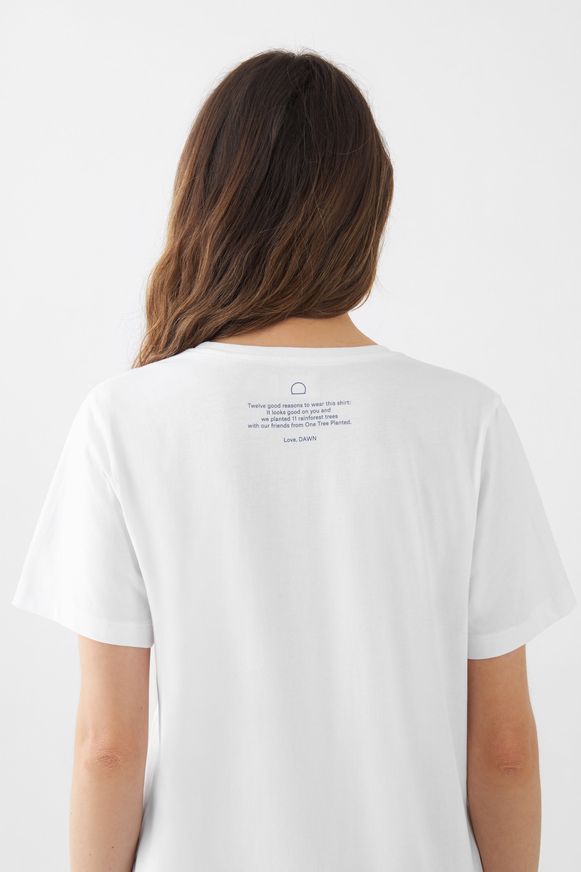 Weißes Unisex-T-Shirt aus Bio-Baumwolle; Rückseite mittig mit kleinem blauen Logo und Textdruck am oberen Rücken, kurzärmlig mit Rundhals.