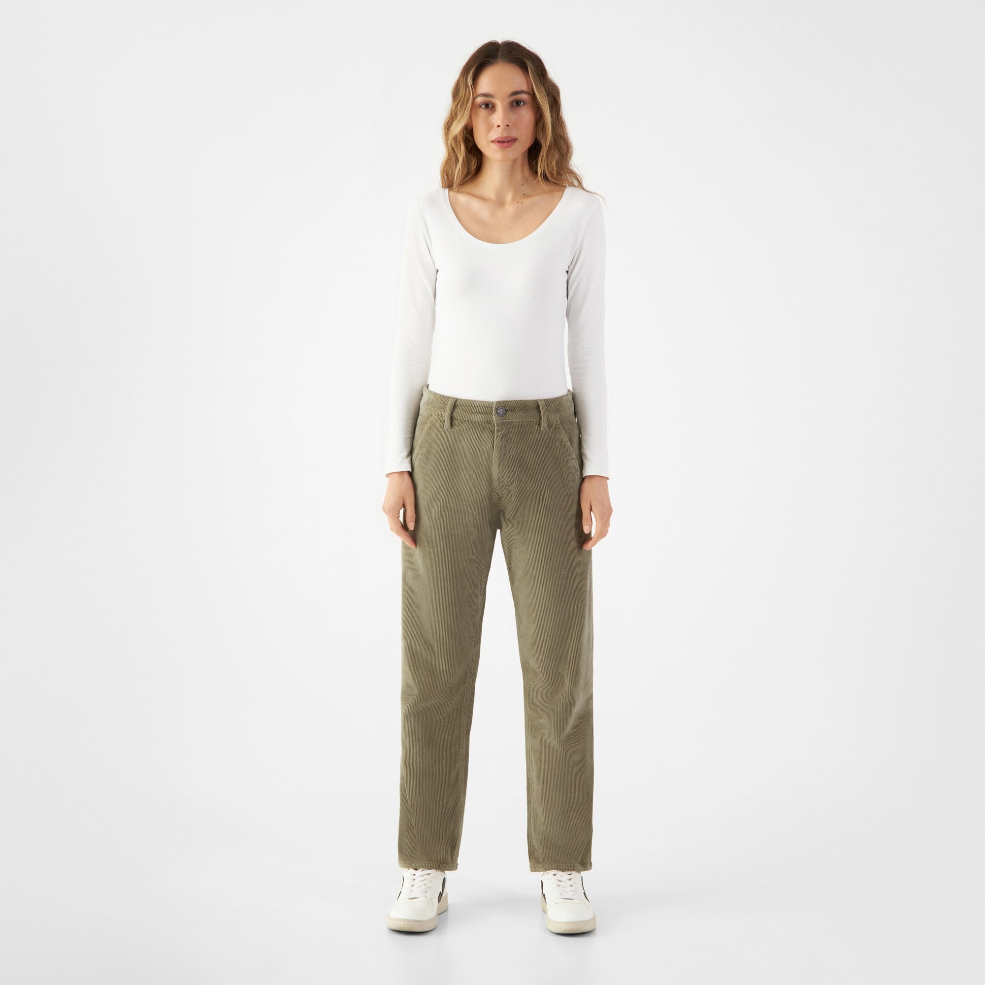MANE Relaxed Straight Corduroy Hose in Sage Green, mittelhoher Bund, lockerer Sitz, gerader Beinverlauf und schräge Fronttaschen.