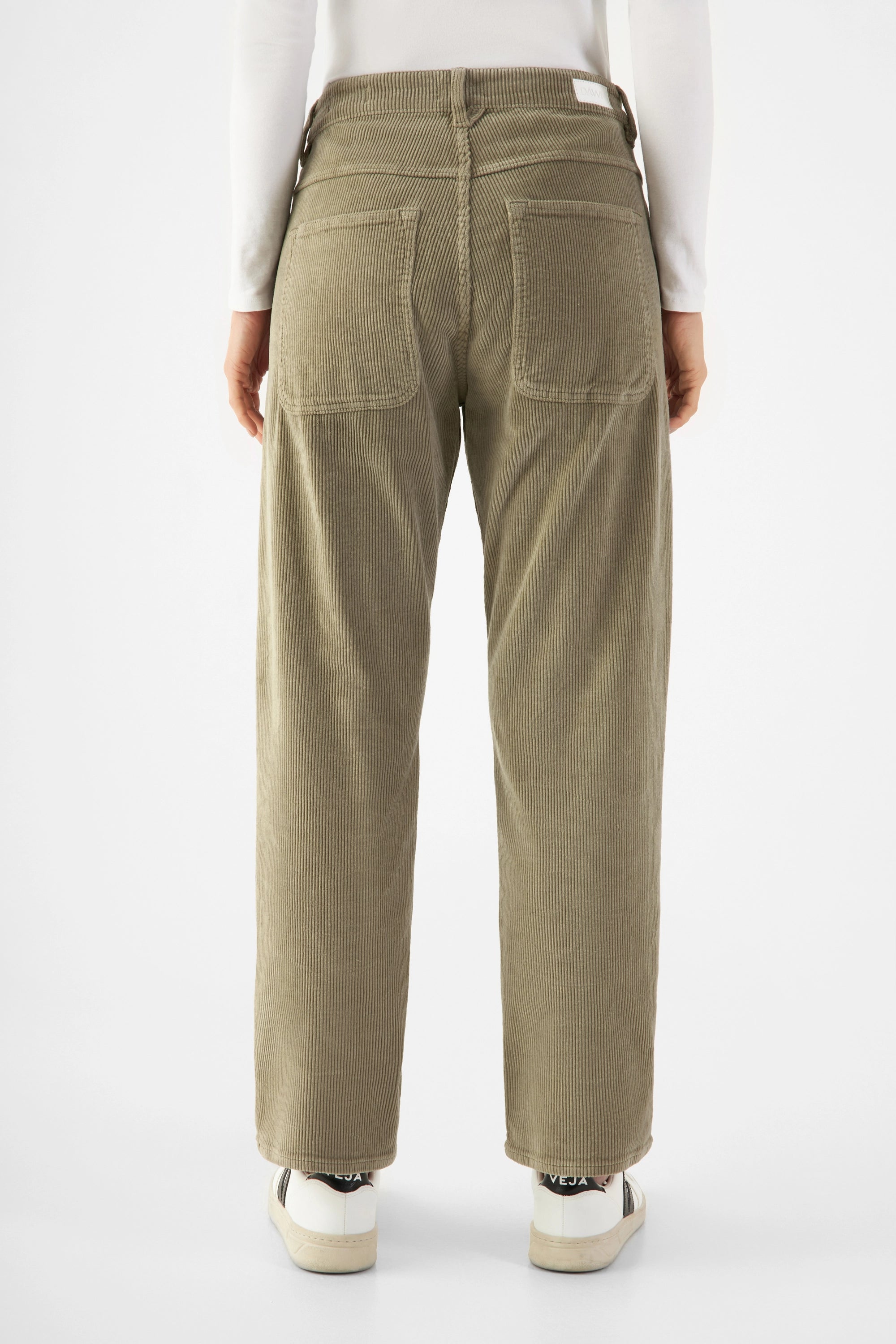 MANE Damen Cordhose in Sage Green – Rückansicht: mittelhoher Bund, zwei aufgesetzte Gesäßtaschen, lockerer Sitz, gerader Beinverlauf.