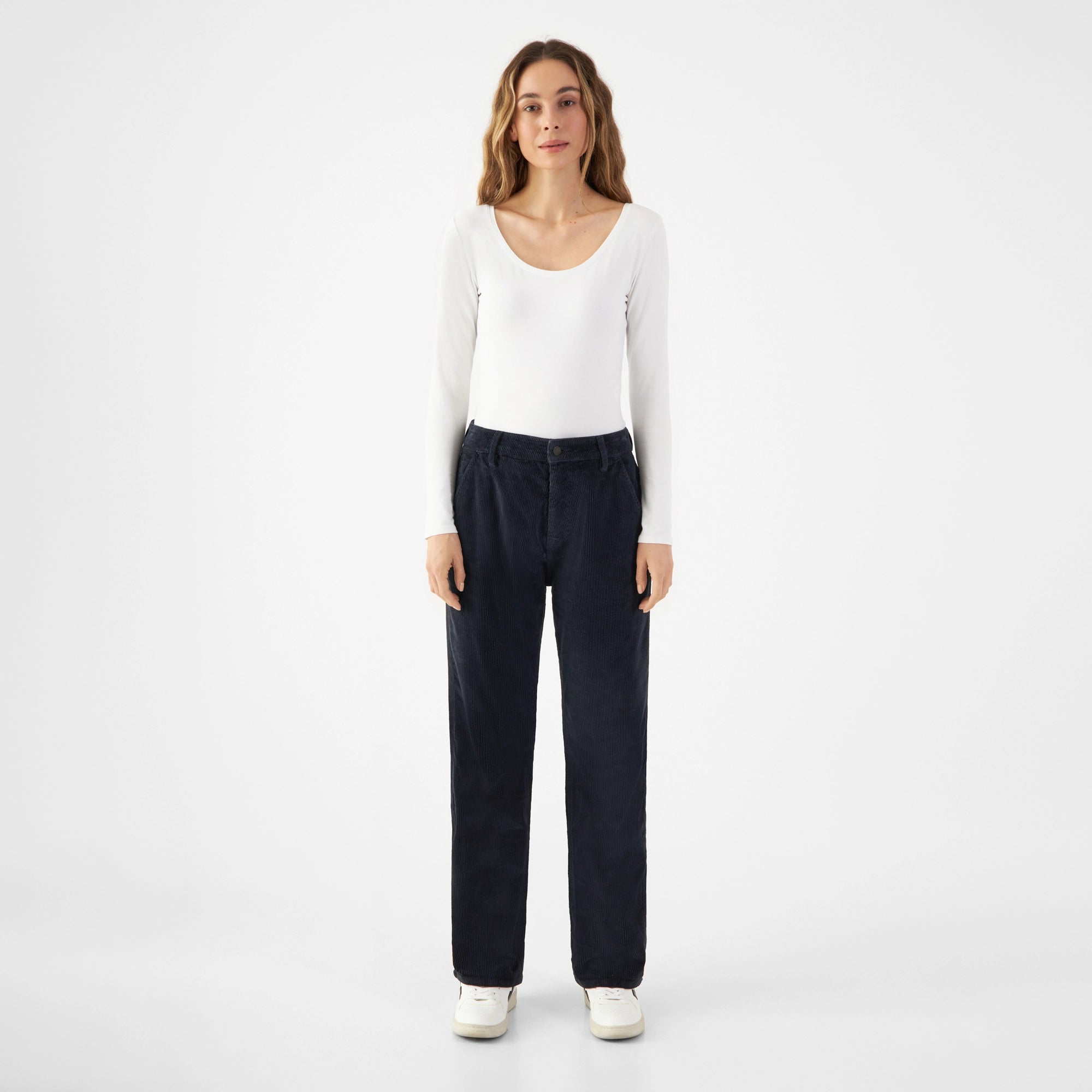 MANE Relaxed Straight Corduroy Hose in Dunkelblau, mittelhohem Bund, lockerer Sitz, gerades Bein, schräge Fronttaschen.