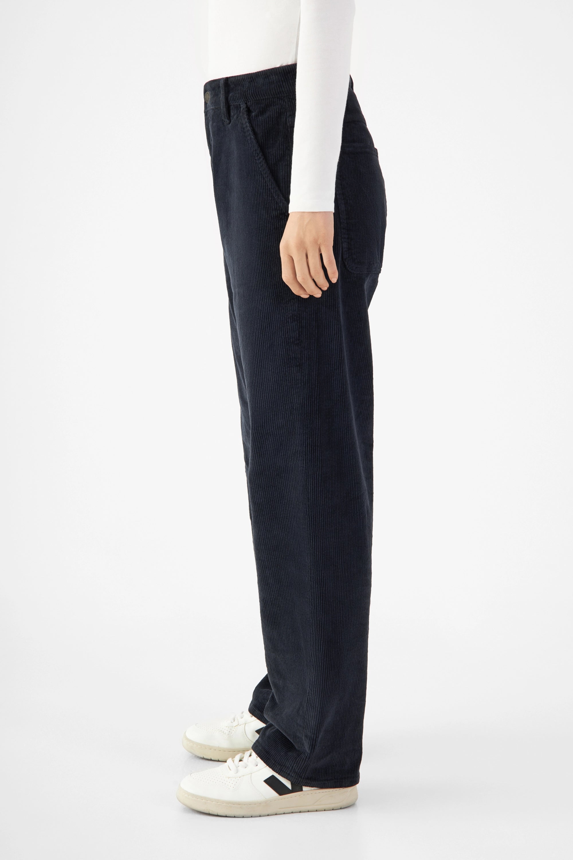 Seitenansicht einer dunkelblauen MANE Corduroy-Hose – Relaxed Straight, mittelhoher Bund, lockerer Sitz, gerader Beinverlauf.