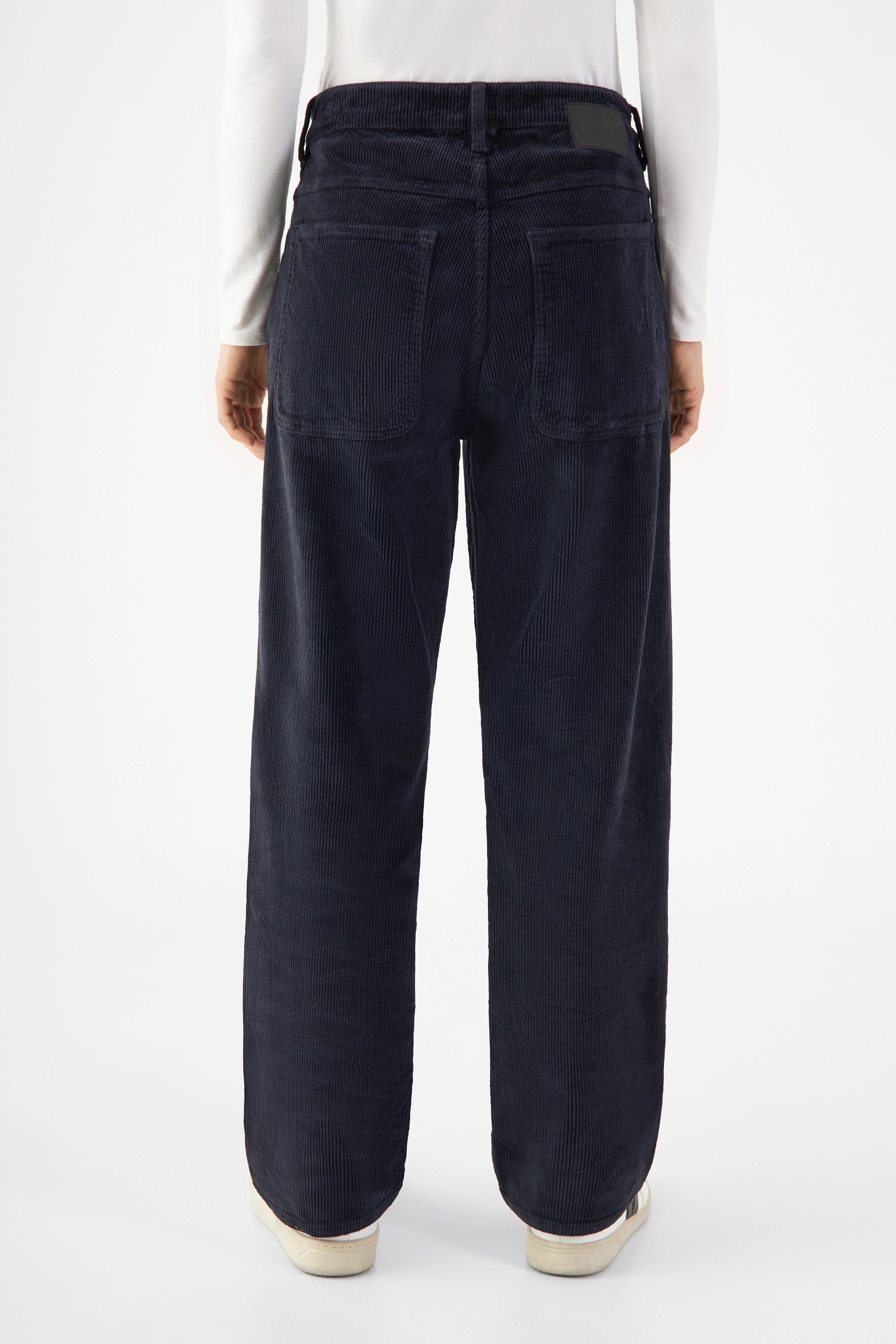 Dunkelnavyfarbene MANE Damenhose aus Corduroy, Rückansicht mit zwei Gesäßtaschen, mittelhoher Bund und gerader Beinverlauf.