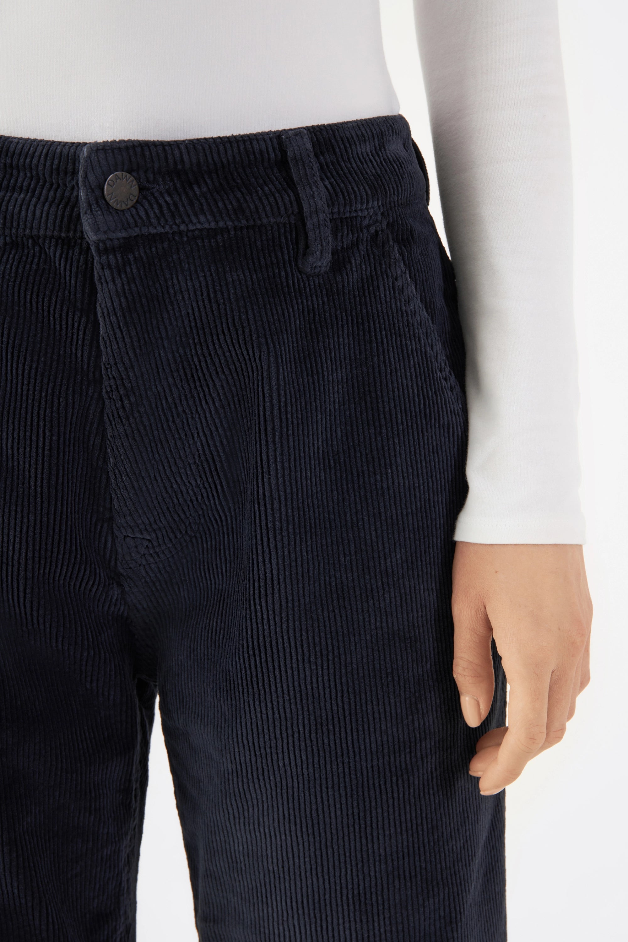 MANE Relaxed Straight Corduroy Hose, Damen, dunkelnavy – Nahaufnahme Bund mit Knopf, Gürtelöse und schräger Fronttasche; strukturierte Corduroy-Oberfläche.