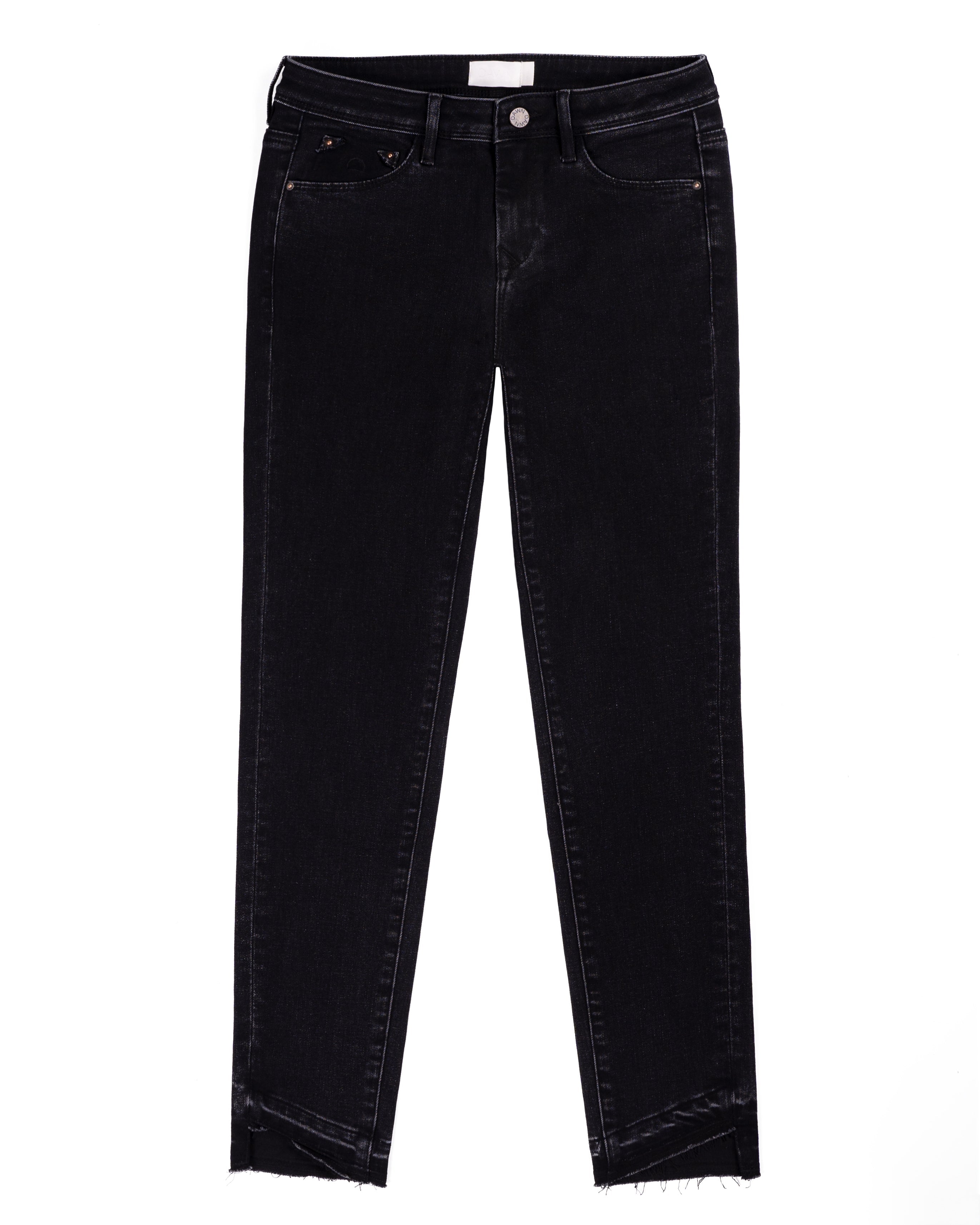 Schwarze Slim-Fit Jeans aus Organic Comfortstretch, Frontansicht mit 5-Pocket-Design, Knopf & Reißverschluss, offener, gefranster Saum mit Sicherheitsnaht.