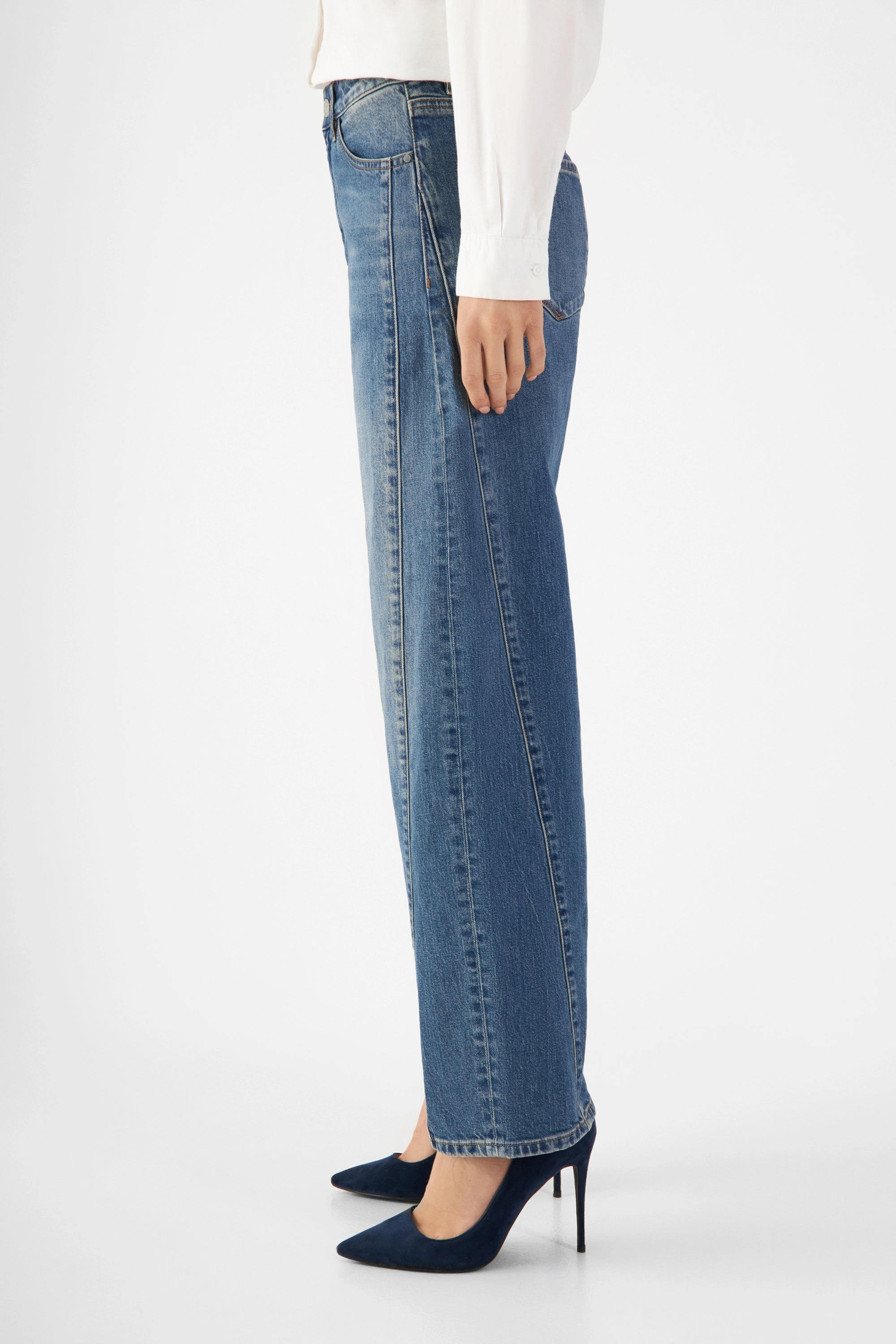 Seitliche Ansicht der Vintage-Blue ASH Barrel-Leg Minimal Stretch Jeans: mittelhohe Taille, weite Oberschenkel, zum Saum hin schmaler werdendes Bein im klassischen 5-Pocket-Stil.