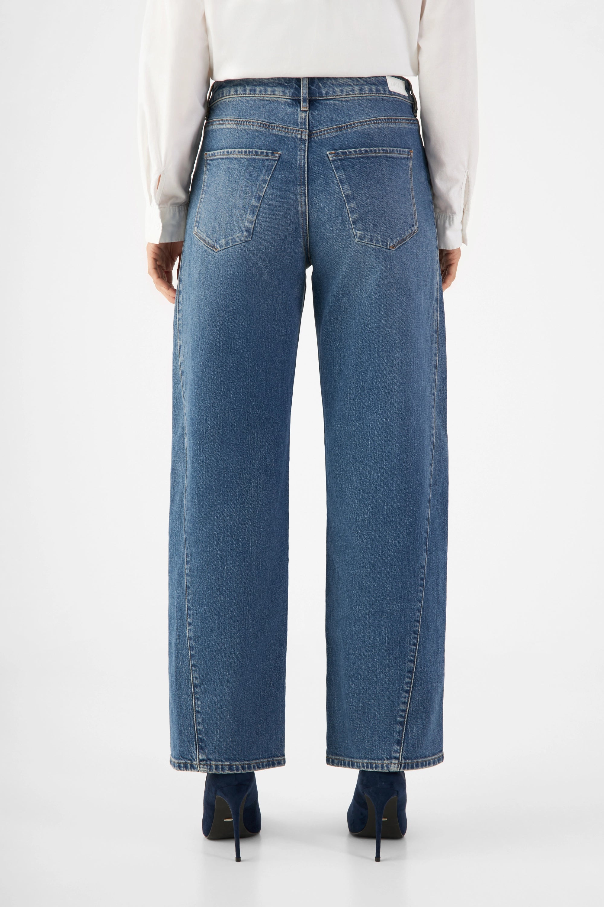 ASH Barrel-Leg Minimal Stretch Jeans in Vintage Blue, mittlere Taille, weite Oberschenkel, zum Saum hin schmaler; Rückansicht mit zwei Gesäßtaschen.
