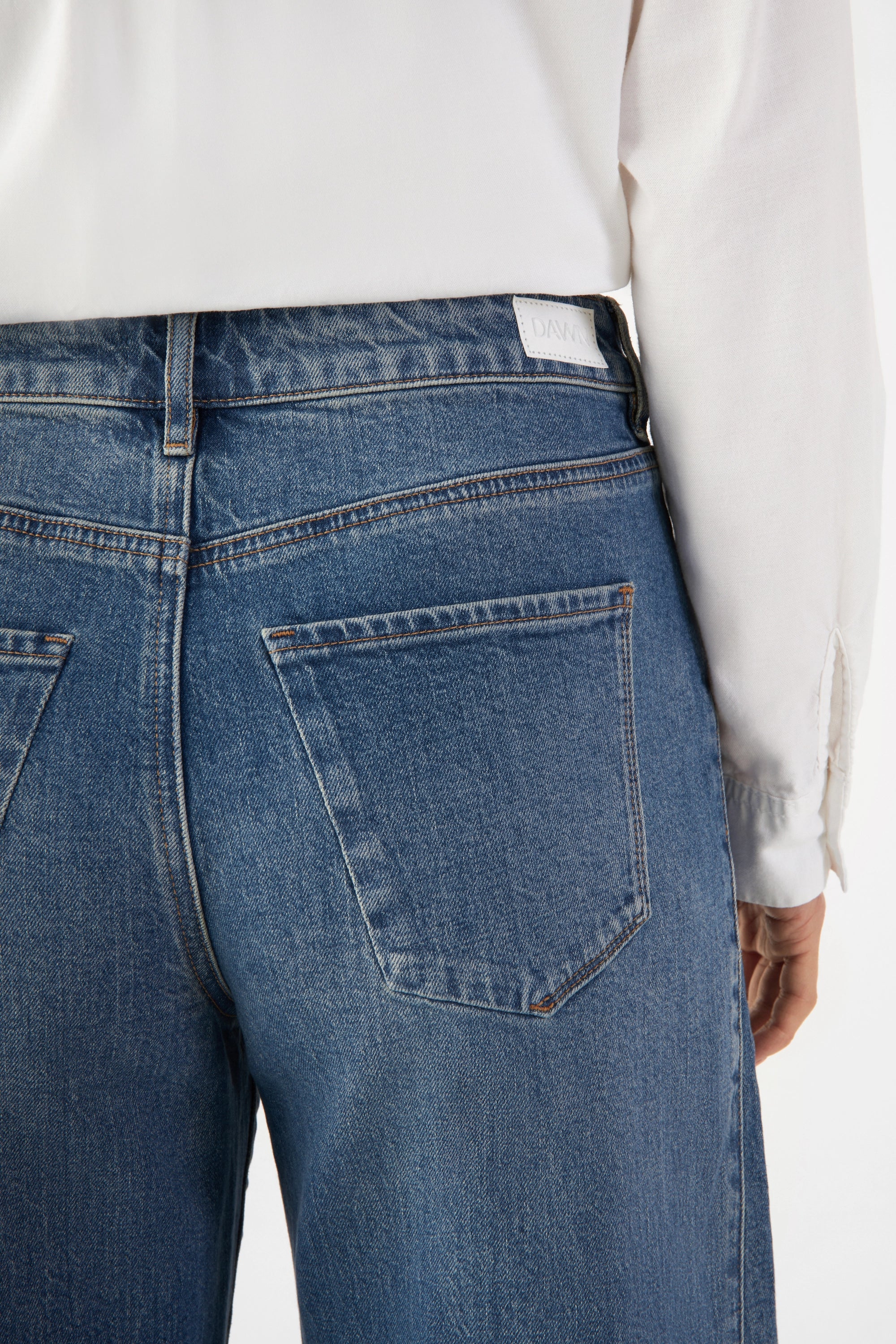 Rückansicht der Vintage-Blue Barrel-Leg Jeans von DAWN, mittelhohe Taille, zwei Gesäßtaschen, Gürtelschlaufen – Denim aus Organic Minimal Stretch.