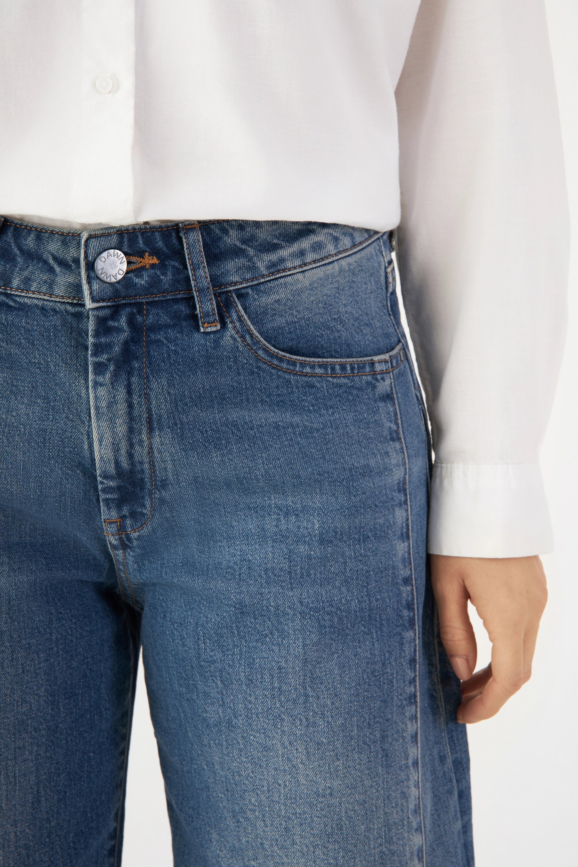Vintage Blue DAWN ASH Barrel-Leg Minimal Stretch Jeans, 5-Pocket, mittlere Taille, Vorderansicht mit Logo-Knopf.