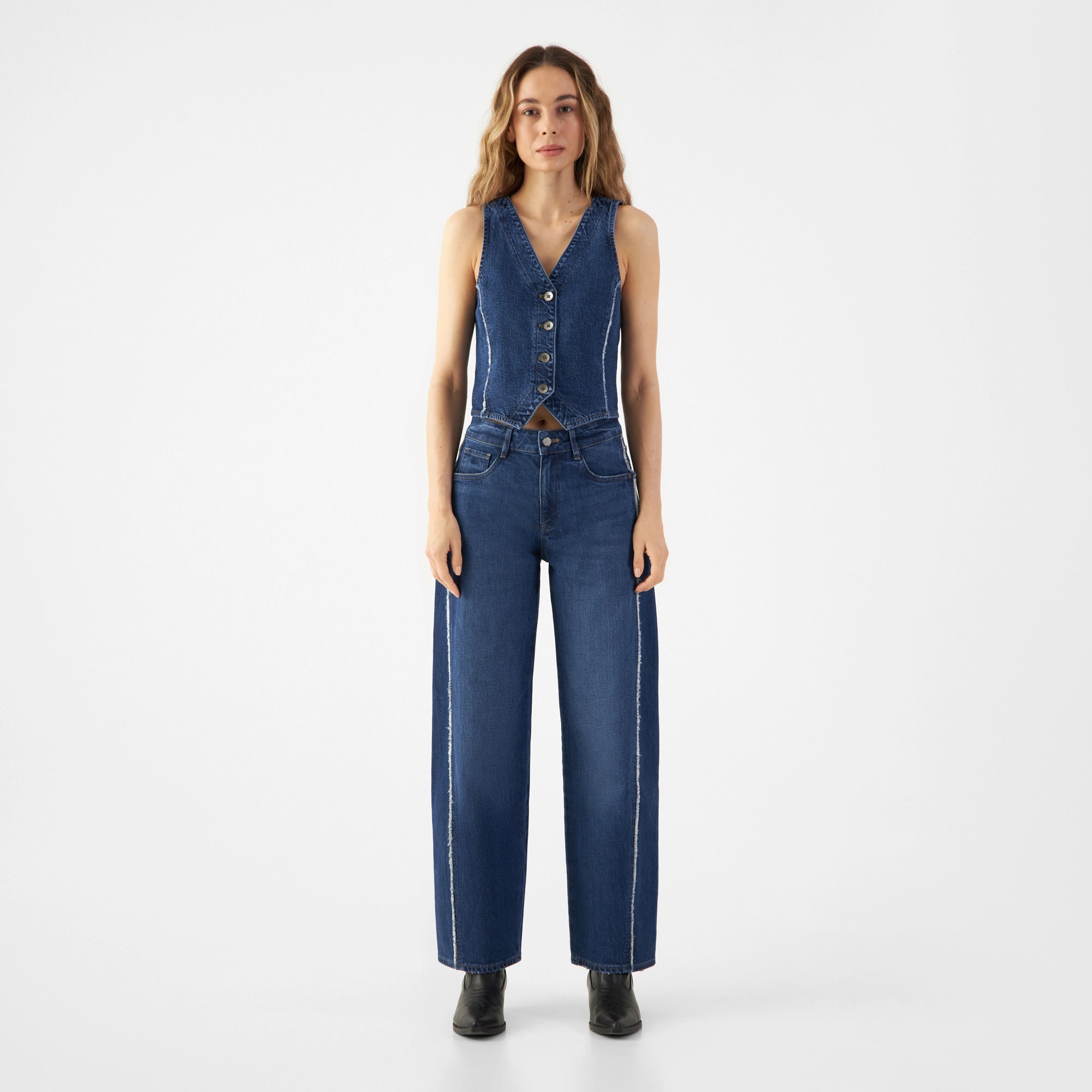 Dunkelblaue ASH Barrel-Leg Jeans mit mittelhoher Taille, weiten Oberschenkeln und Fransen an den Seitennähten.