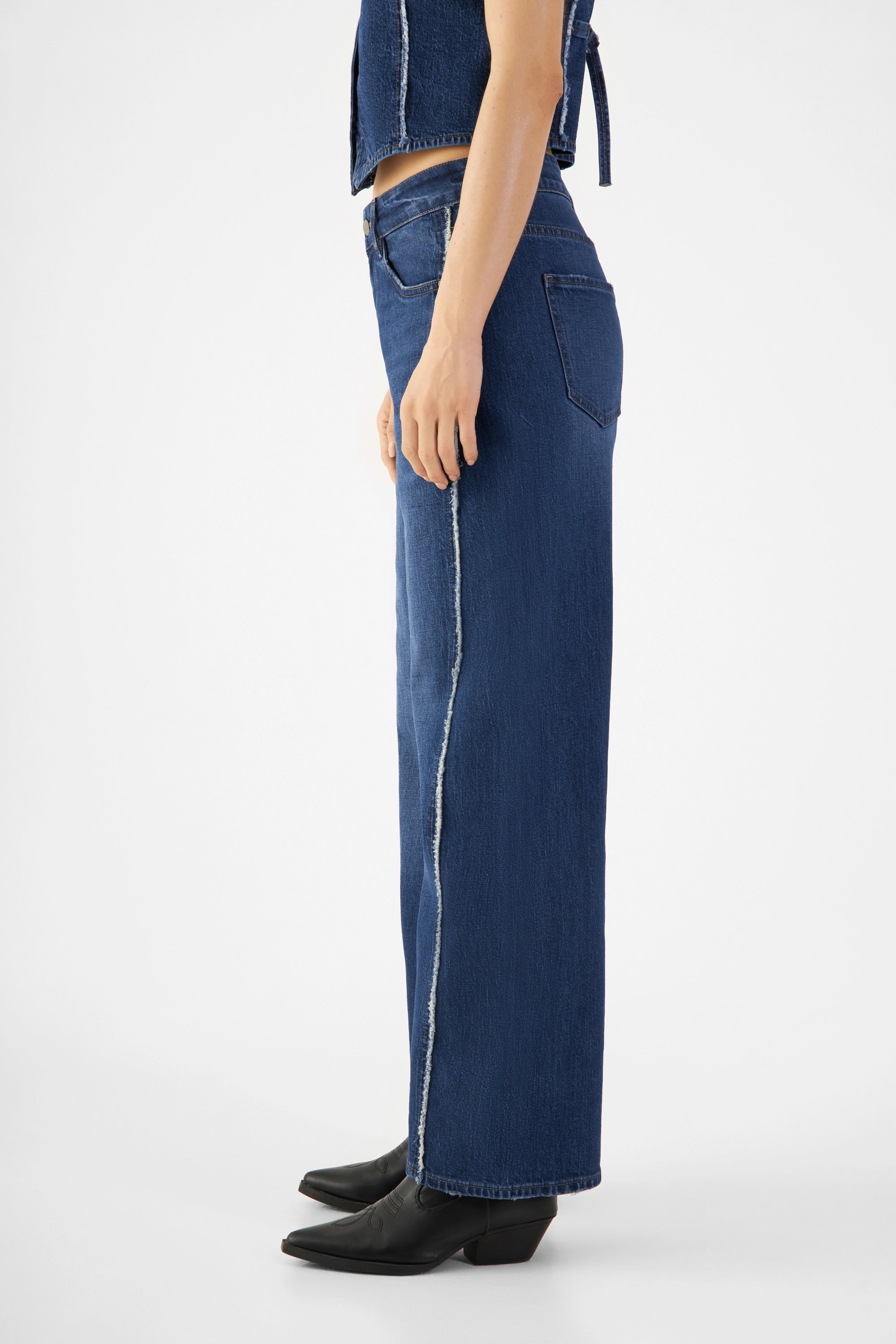 ASH Barrel Leg Jeans in Dark Blue mit offenen Fransen an den Seitennähten, Seitenansicht eines Modells.