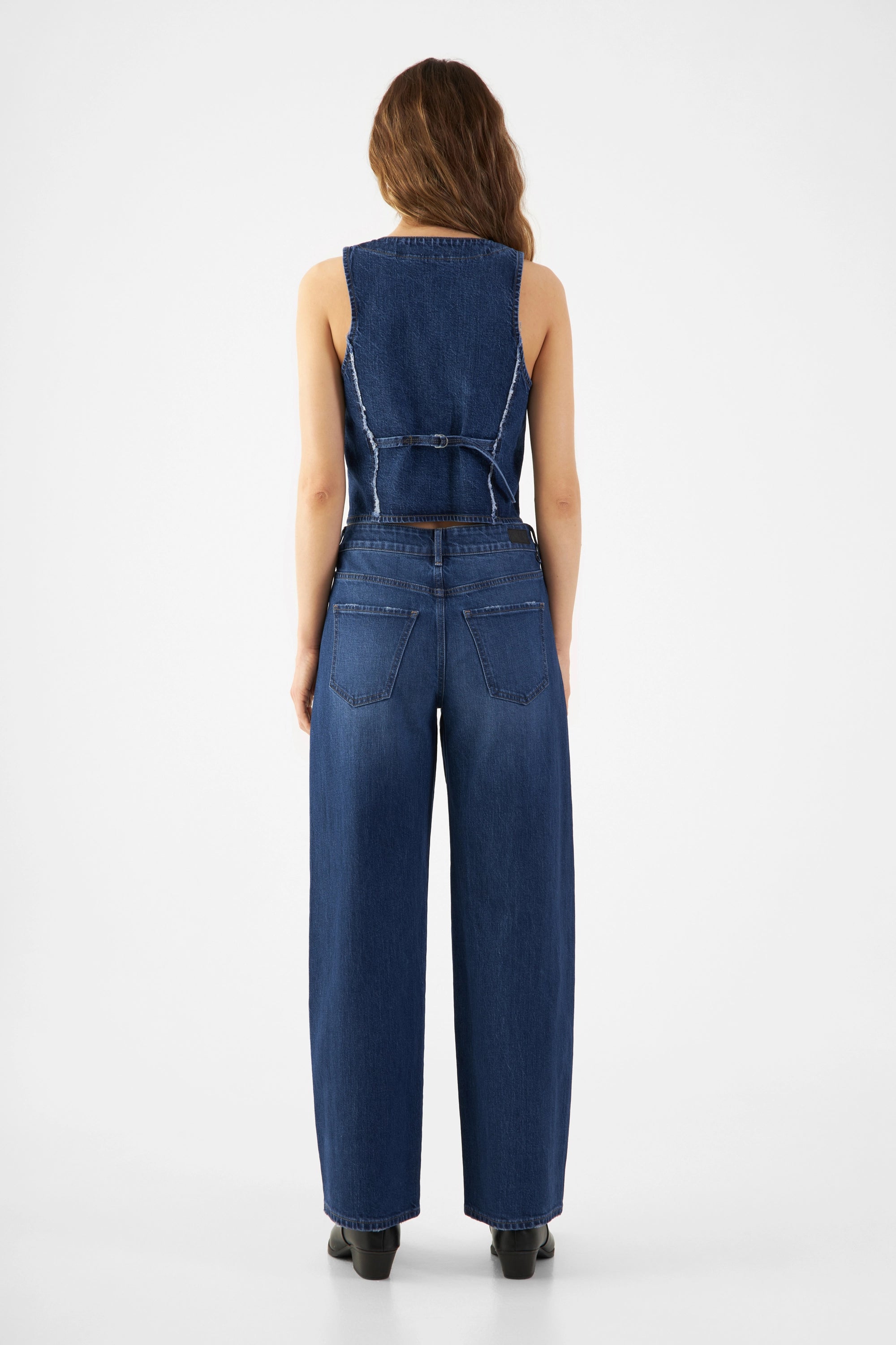 Rückansicht: Dunkelblaue ASH Barrel-Leg Jeans mit mittlerer Taille, weiten Oberschenkeln und schmalem Saum; ausgefranste Seitennähte.