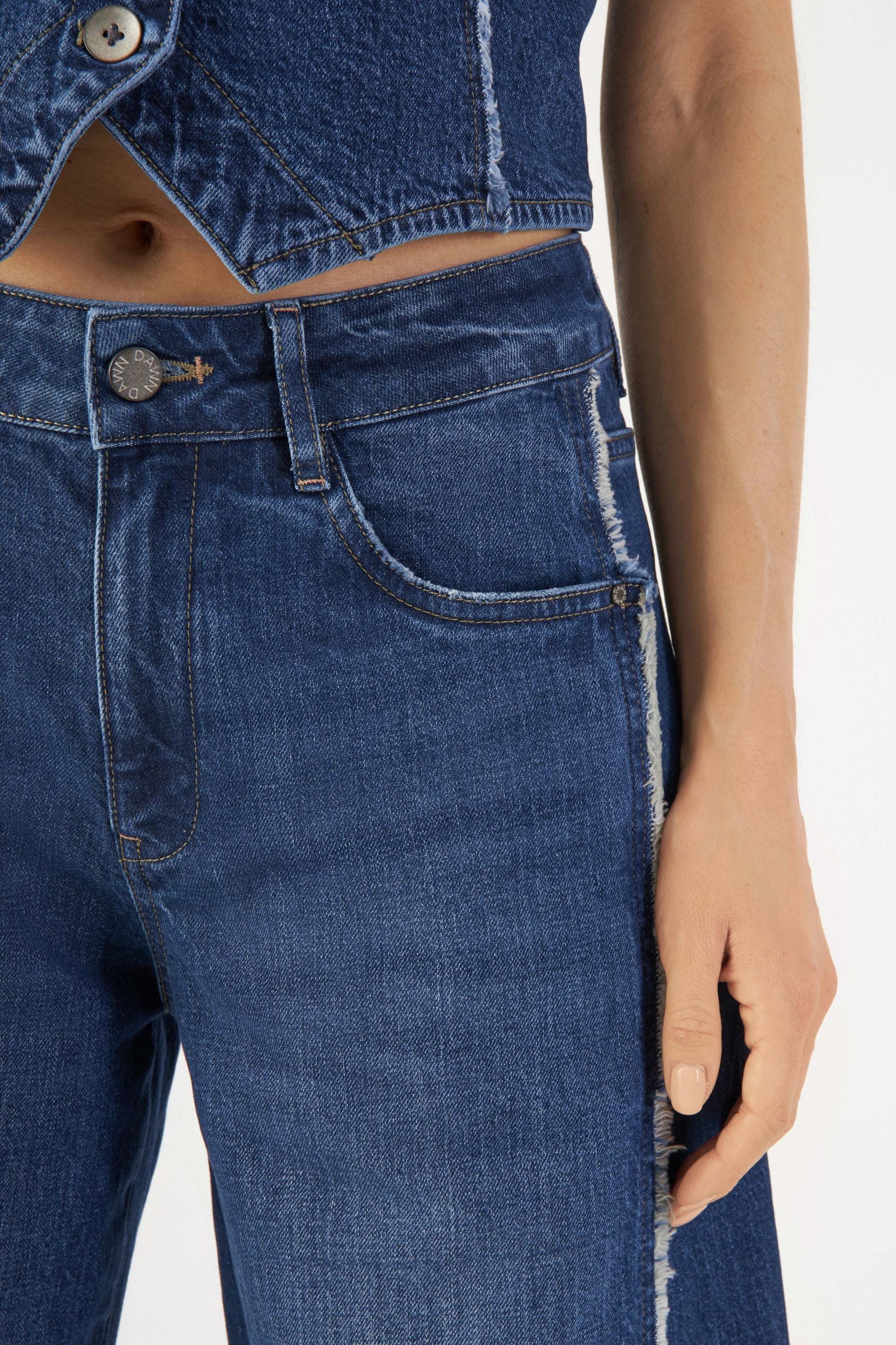 Dunkelblaue ASH Barrel-Leg Jeans von DAWN mit mittelhoher Taille, 5-Pocket-Design, offene, ausgefranste Seitennähte und leichtem Minimalstretch.