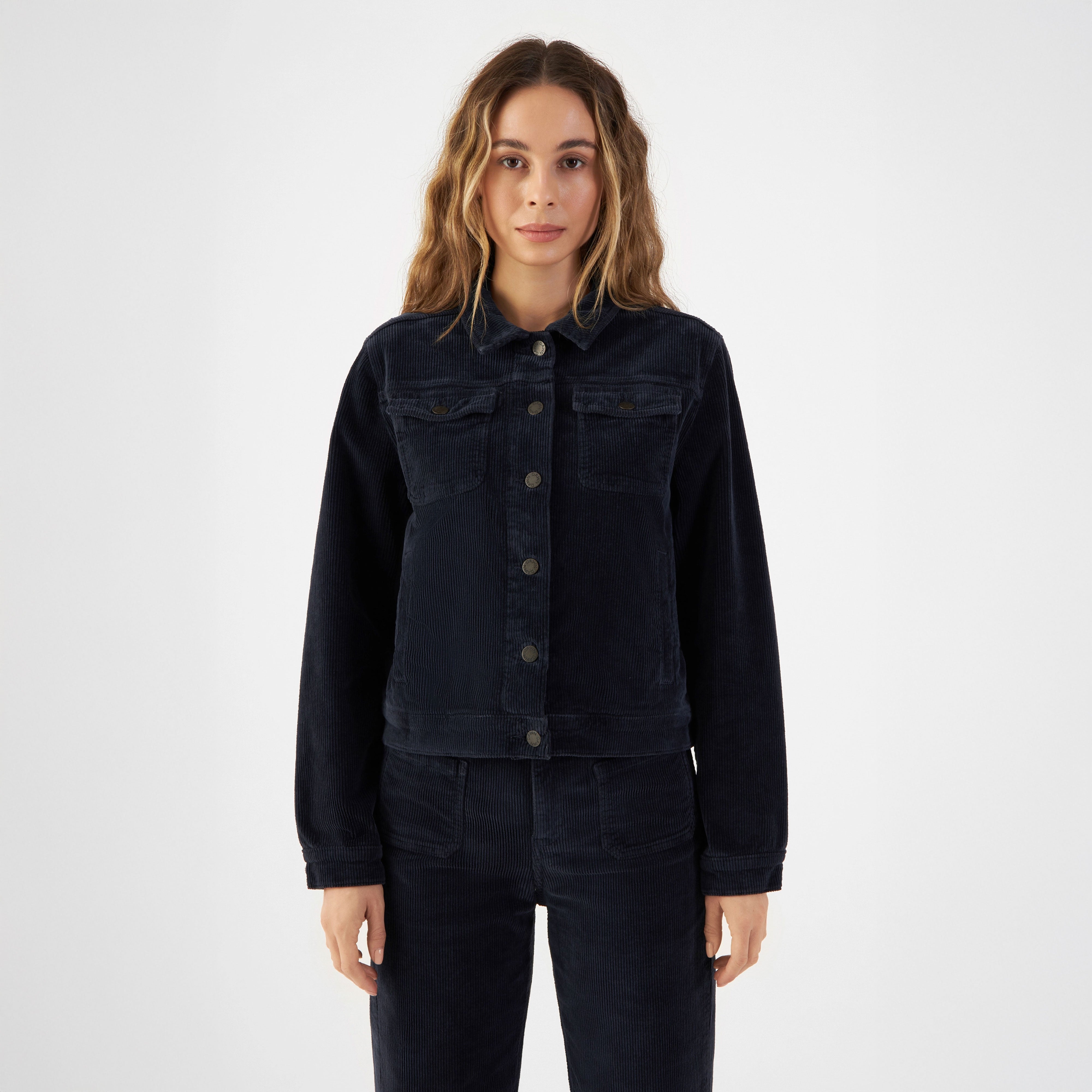 Dunkelblaue CALLISTO Corduroy-Jacke mit geradem Schnitt, Brusttaschen und Knopfleiste; getragen mit passender Hose.