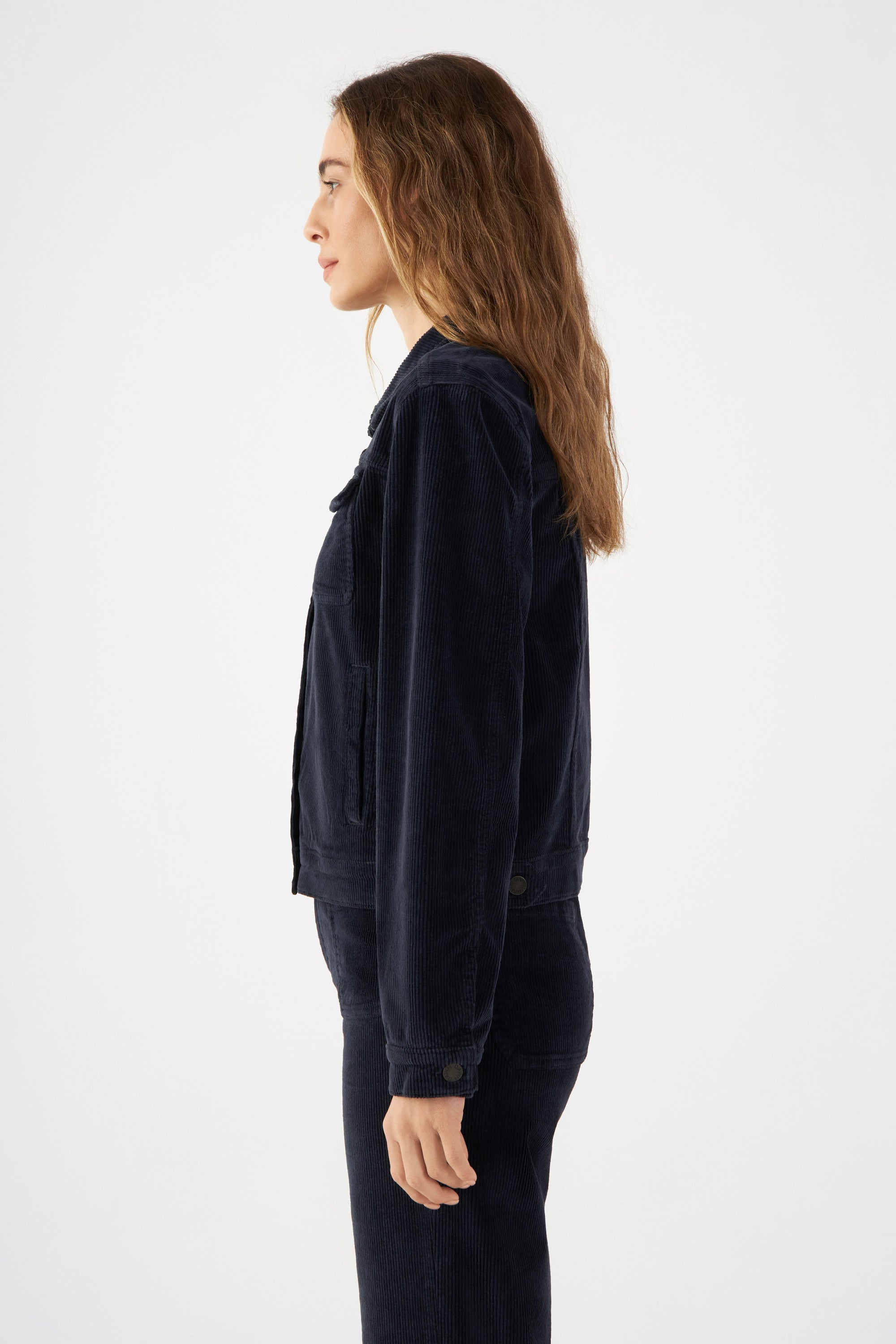 CALLISTO Corduroy-Jacke in Dunkelblau, geradliniger Schnitt, Brusttaschen; von einer Frau seitlich getragen.
